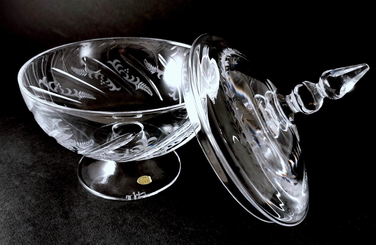 Centro de mesa de cristal italiano tallado y esmerilado con tapa siglo XX en venta