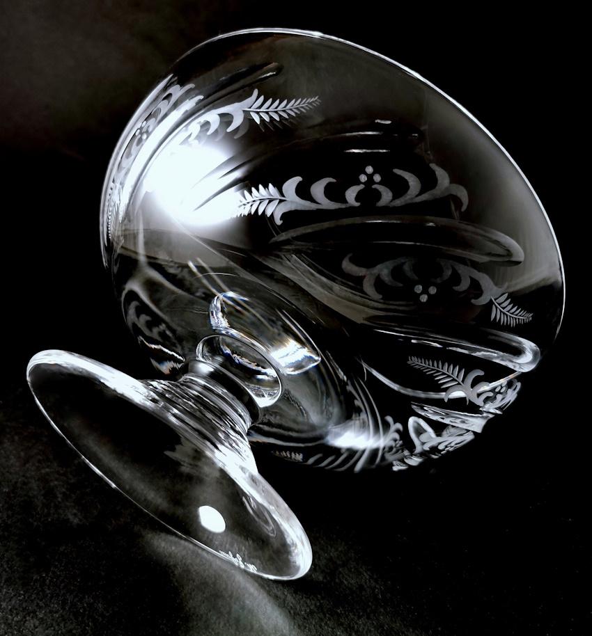 Centro de mesa de cristal italiano tallado y esmerilado con tapa en venta 1