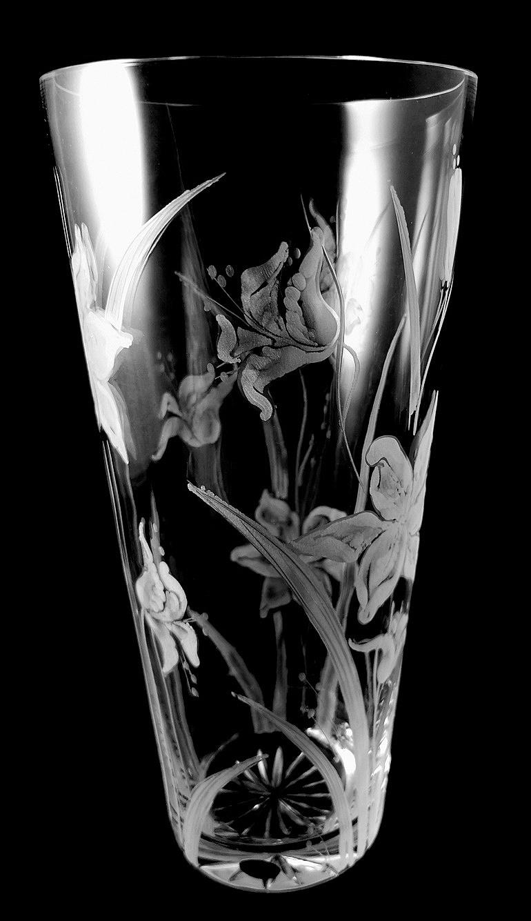 Italian Cut And Ground Crystal Vase With Flower Decoration In Excellent Condition For Sale In Prato, Tuscany