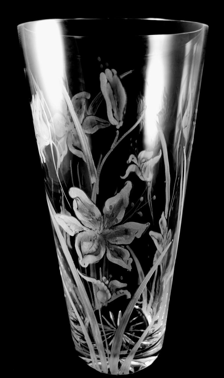 20th Century Italian Cut And Ground Crystal Vase With Flower Decoration For Sale