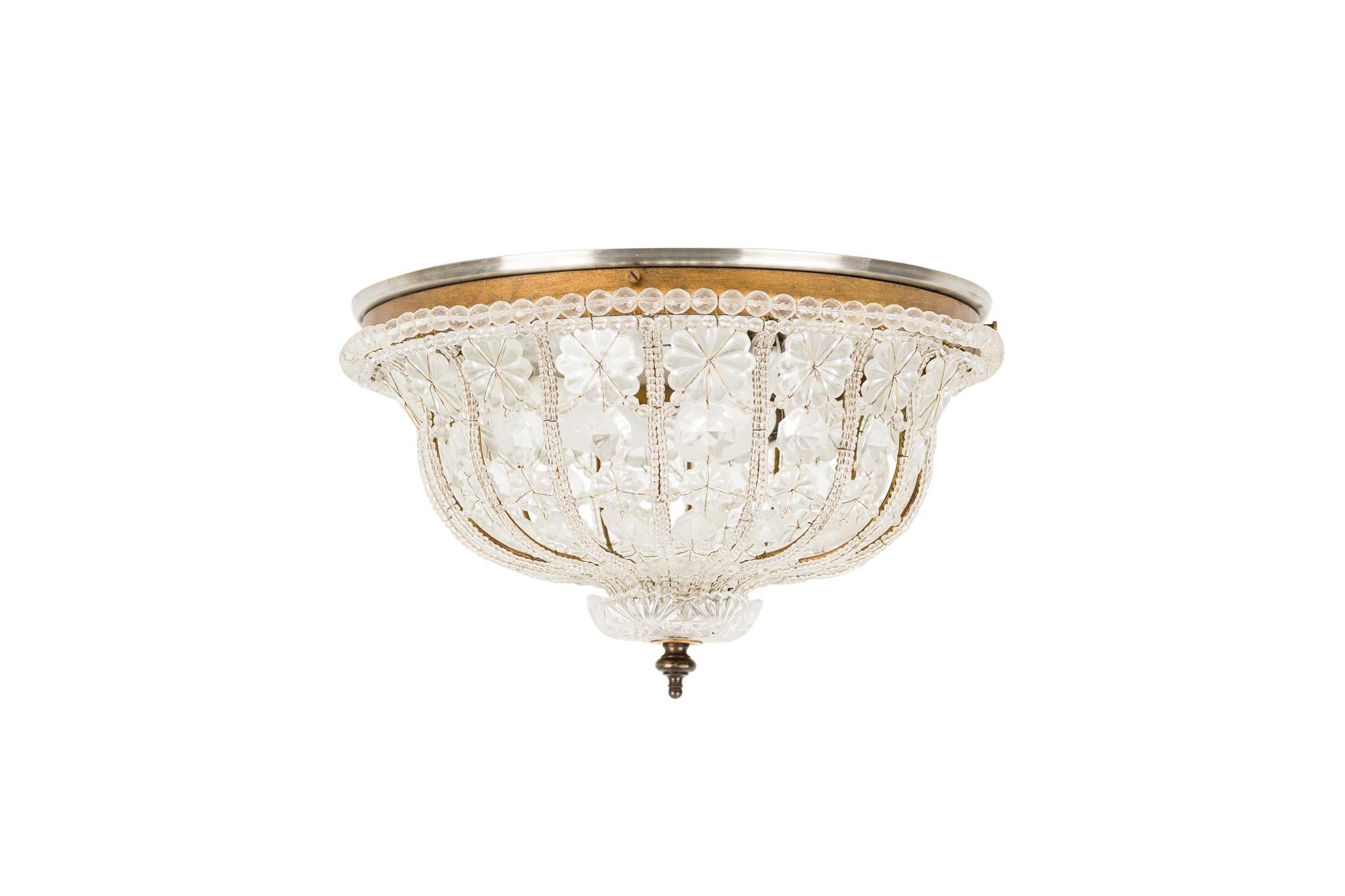 Lampadario circolare ad incasso in ottone della metà del secolo scorso con design floreale e di perline in cristallo tagliato e fondo con finial