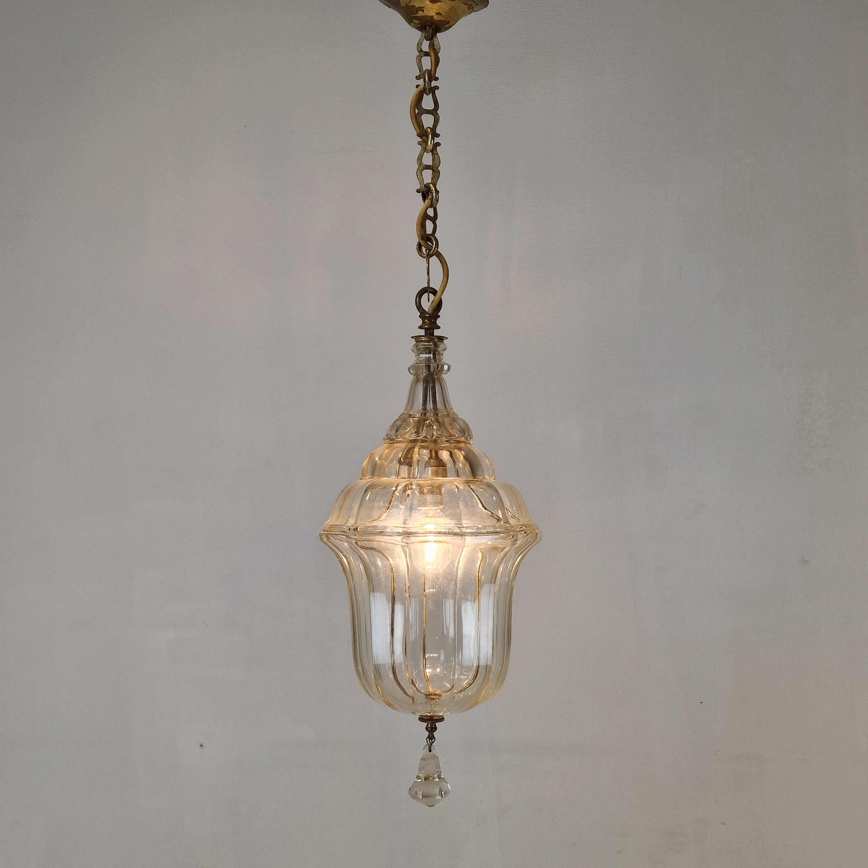 Très charmante lanterne fabriquée vers 1900 en Italie. 

Elle est fabriquée en verre de cristal taillé avec des détails en laiton.

La lampe est en très bon état, compte tenu de l'âge, juste les taches normales d'utilisation (voir les photos).

Le