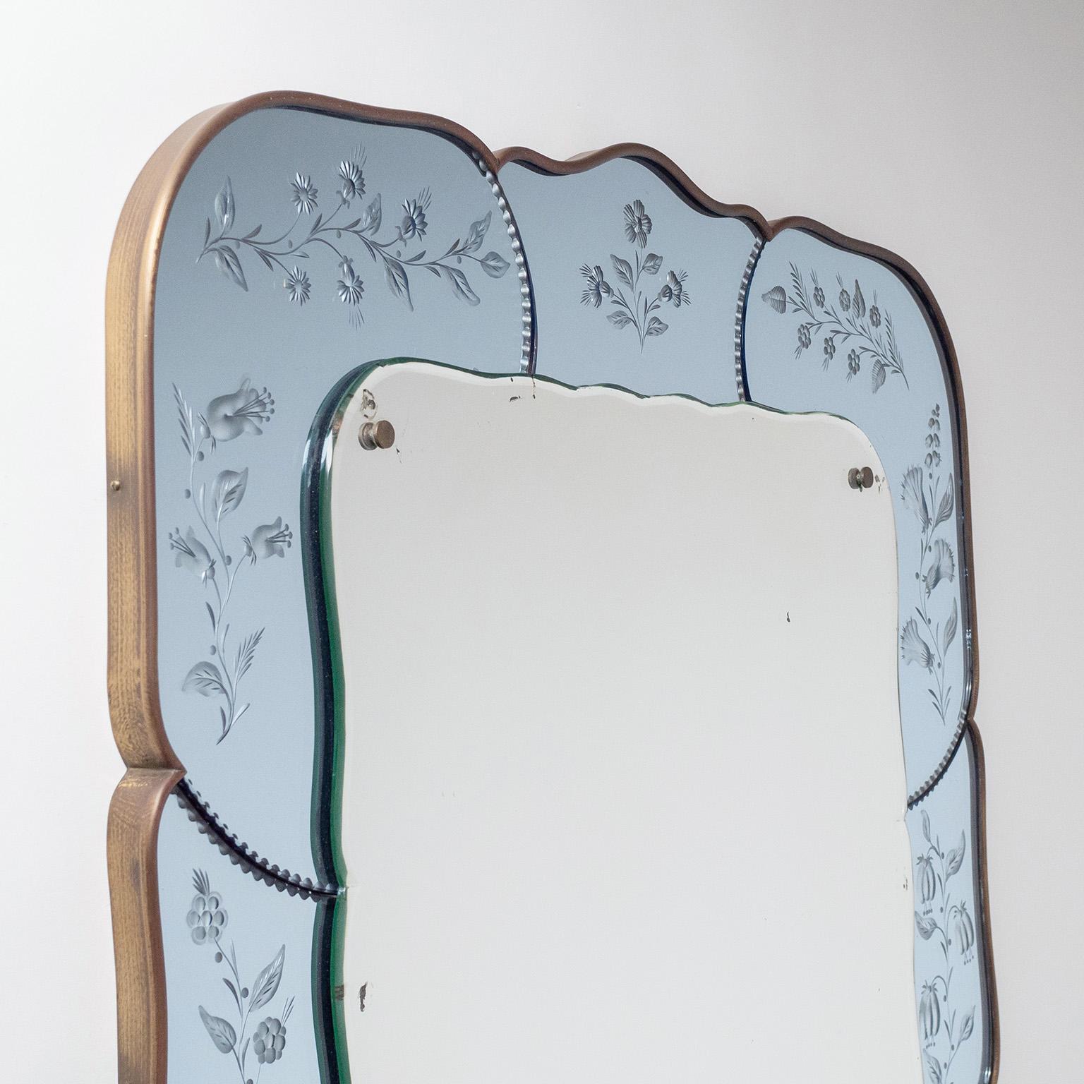 Rare Italian dual-color cut glass mirror, attributed to Luigi Brusotti from the 1940s. Very high-quality craftsmanship, with superbly detailed floral decorations in the blue mirror border (each pane individually styled), and a continuous brass frame