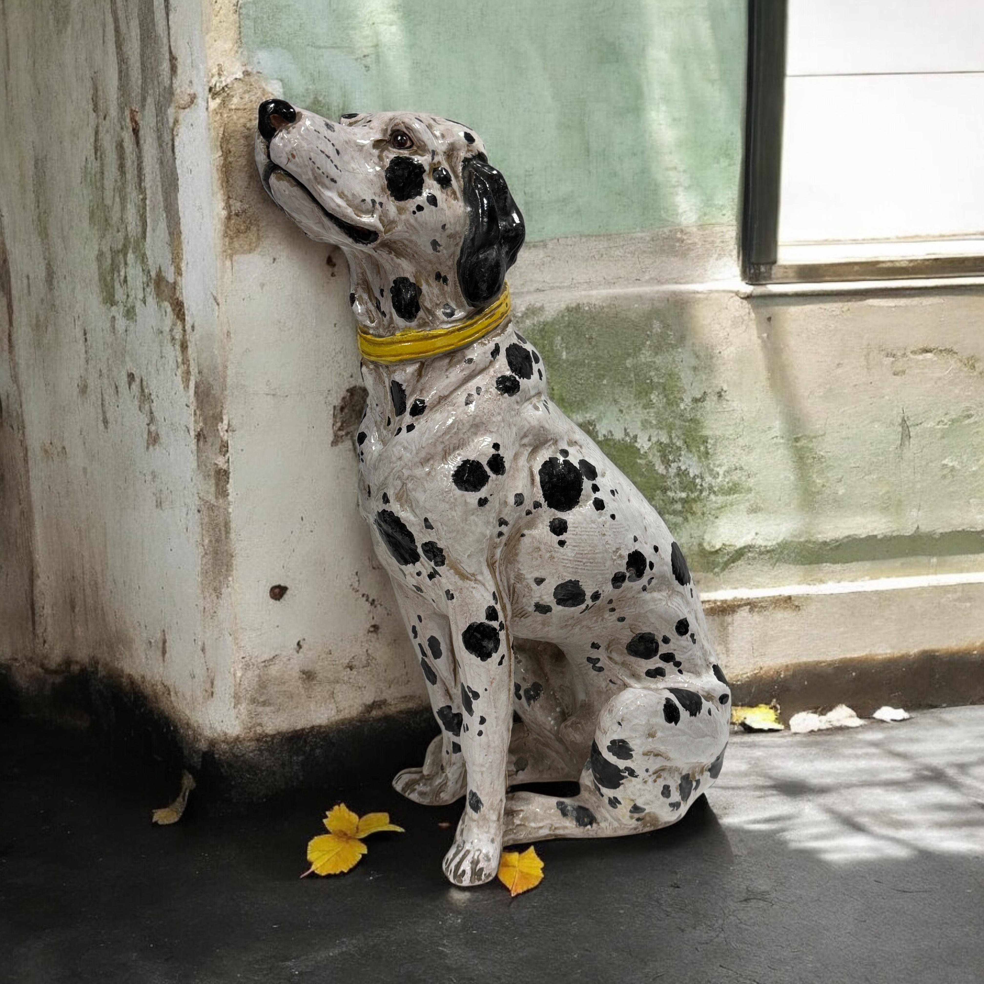 Una scultura vintage in terracotta italiana del Mid Century Modern. Un'opera figurata di animali prodotta intorno agli anni '60 che raffigura un cane dalmata modellato seduto. Terracotta smaltata bianca e nera con bellissimi riflessi. Dipinto con