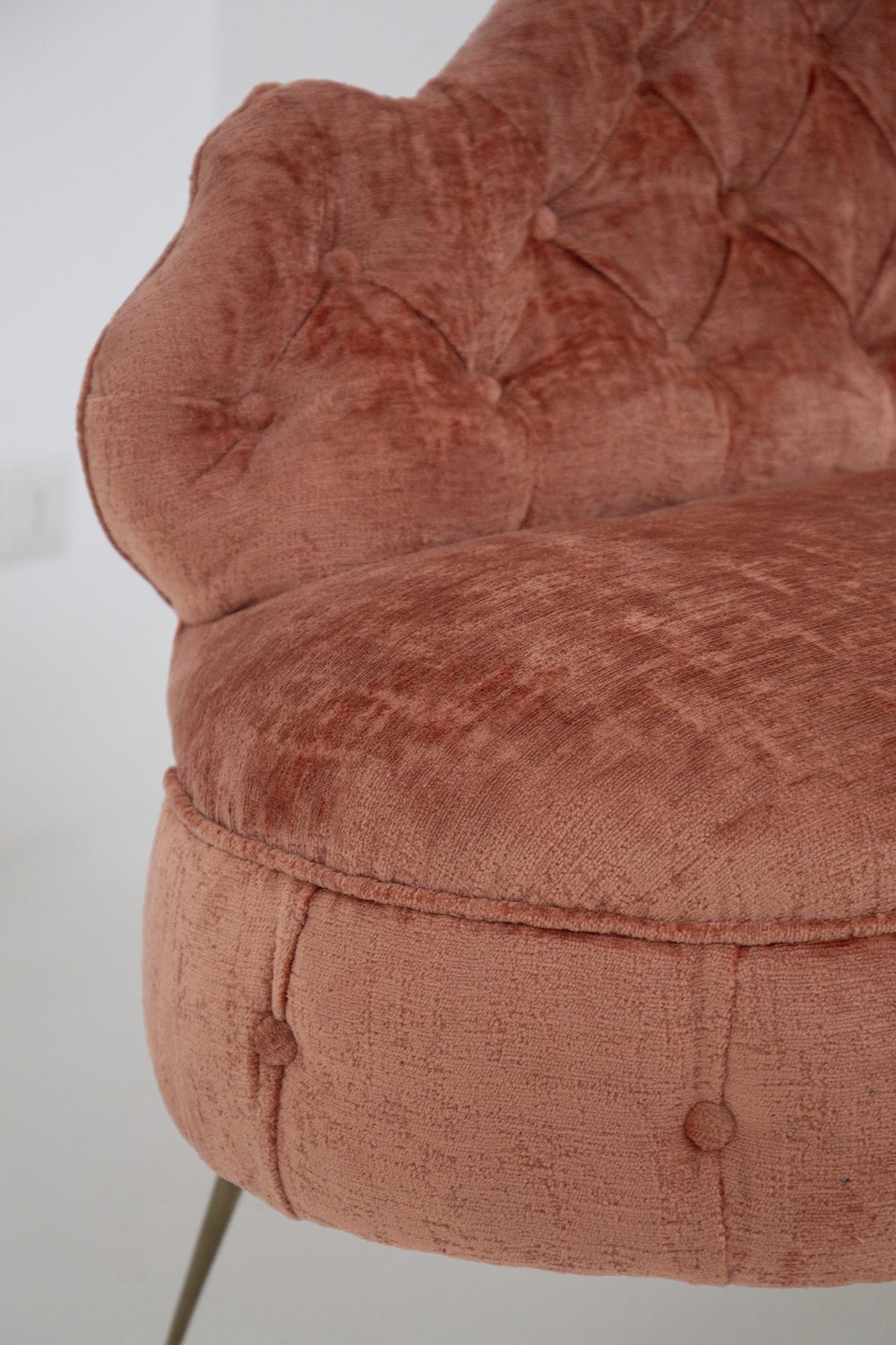Italian Damask Fabric Capitonnè Sofa For Sale 4