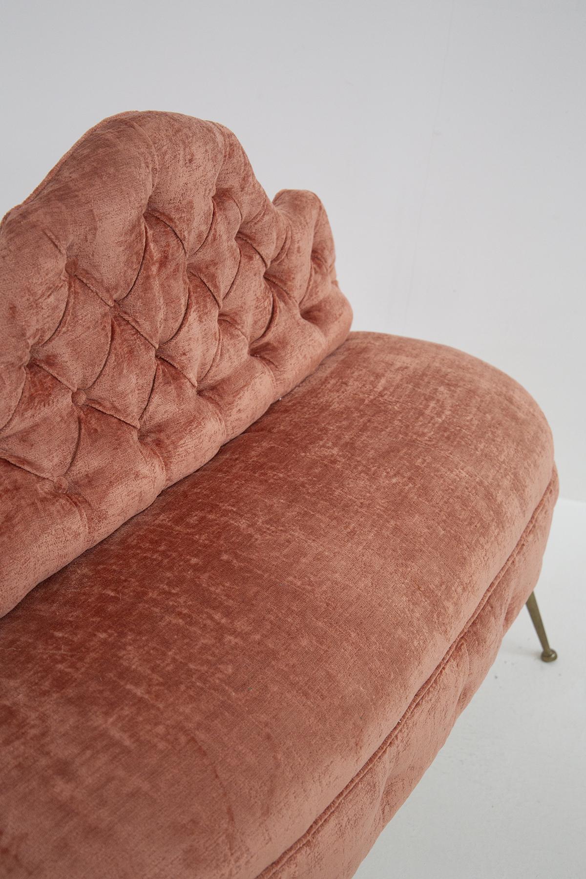 Italian Damask Fabric Capitonnè Sofa For Sale 7
