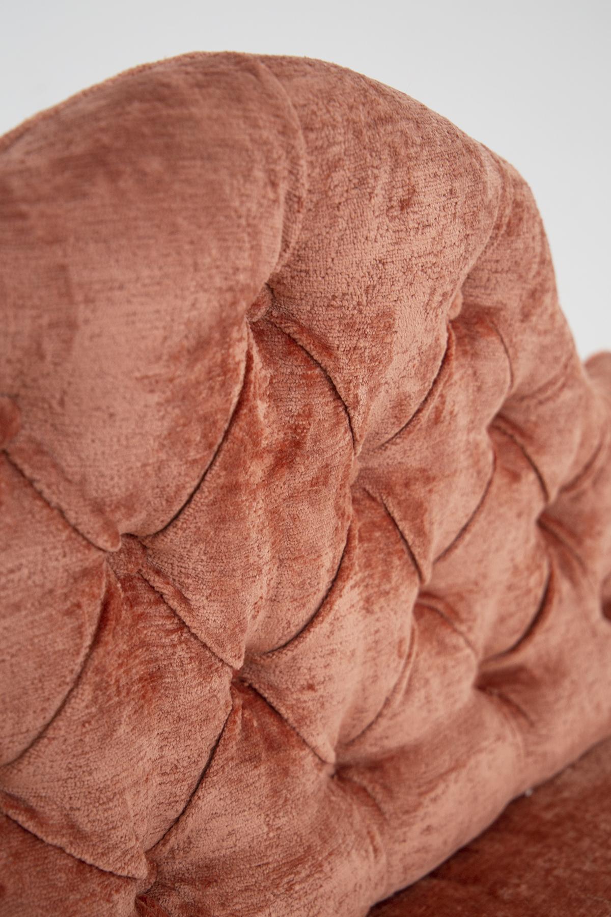 Magnifique canapé de fabrication italienne des années 1950.
Le canapé italien a été recouvert d'un tissu damassé capitonné dans des tons ivoires.
L'assise souple et arrondie est très confortable pour l'invité, le dossier a une forme