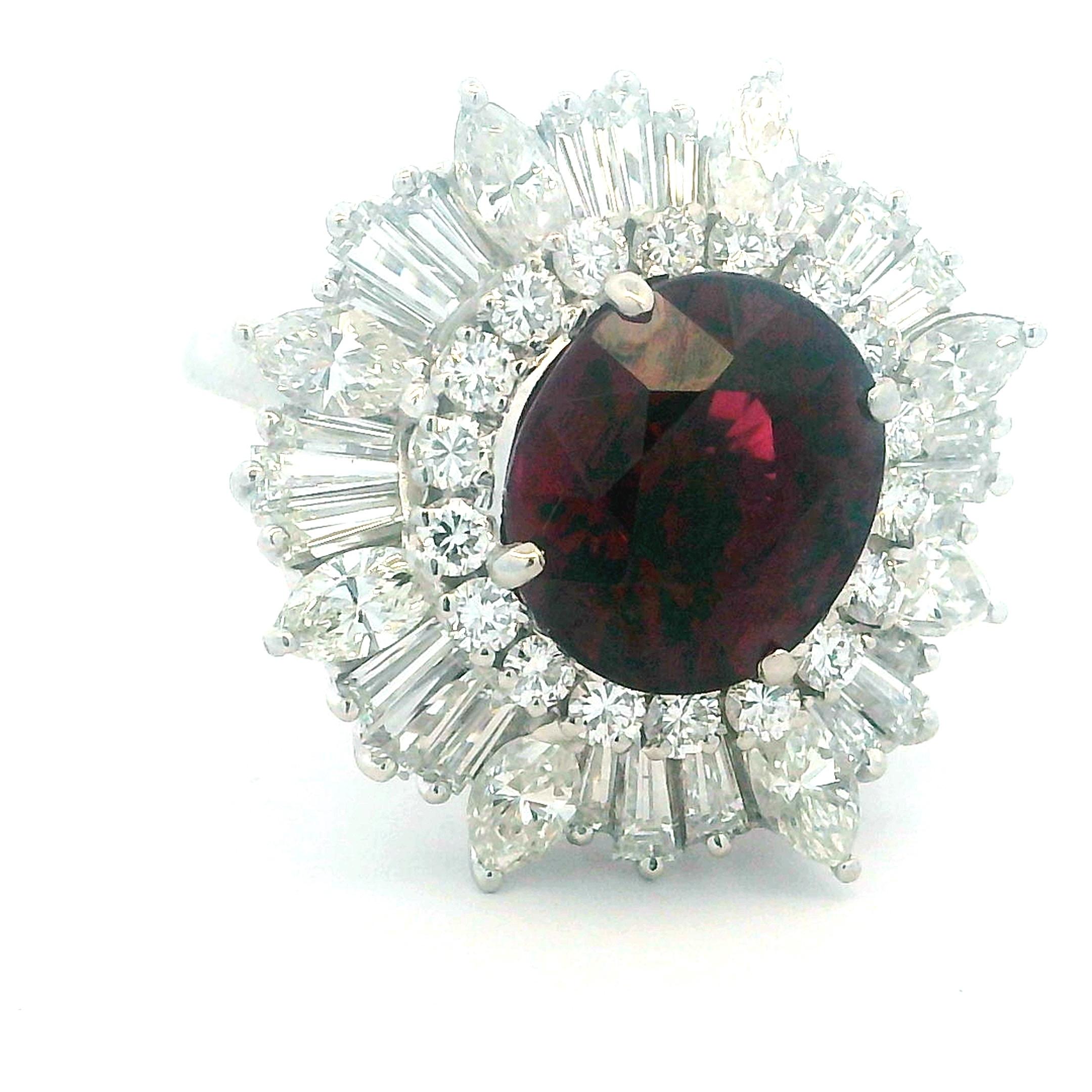 Anillo italiano Damiani de platino con granate de 6,15 quilates y diamantes de 3,25 quilates Contemporáneo en venta