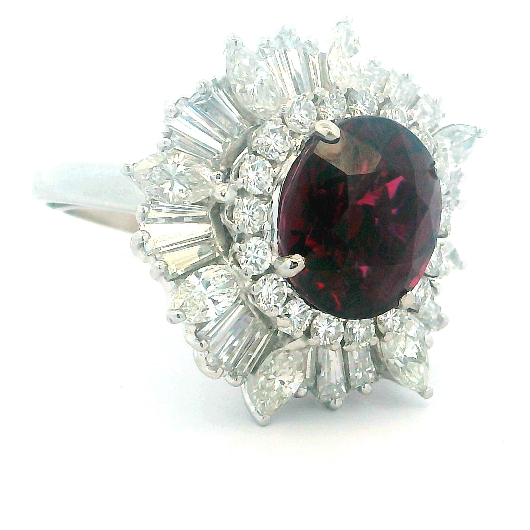 Anillo italiano Damiani de platino con granate de 6,15 quilates y diamantes de 3,25 quilates Corte baguette en venta