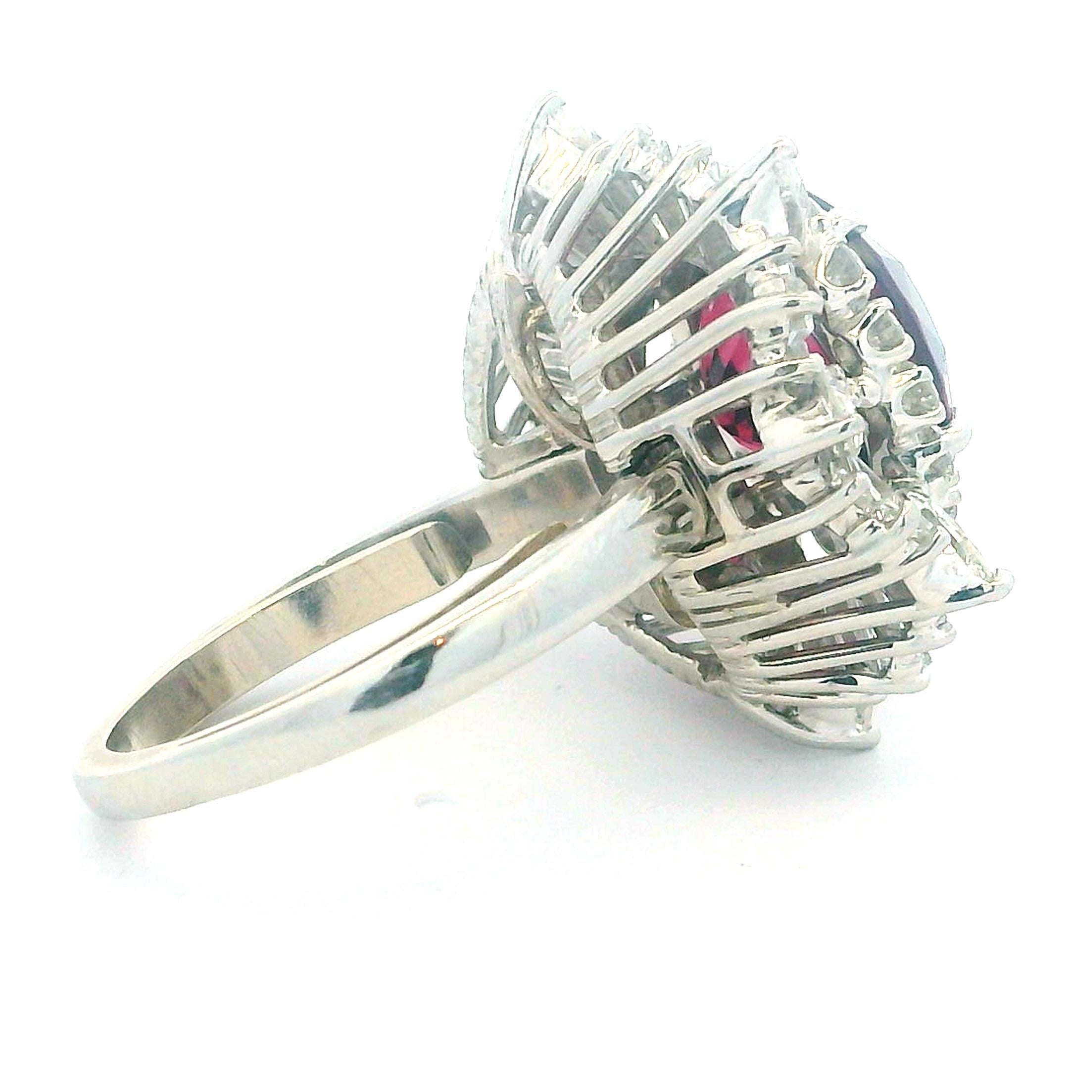 De las mujeres Anillo italiano Damiani de platino con granate de 6,15 quilates y diamantes de 3,25 quilates en venta