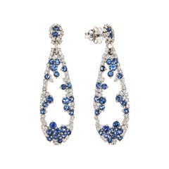 Pendants d'oreilles cocktail italiens en or blanc 18 carats avec saphirs bleus et diamants pour elle