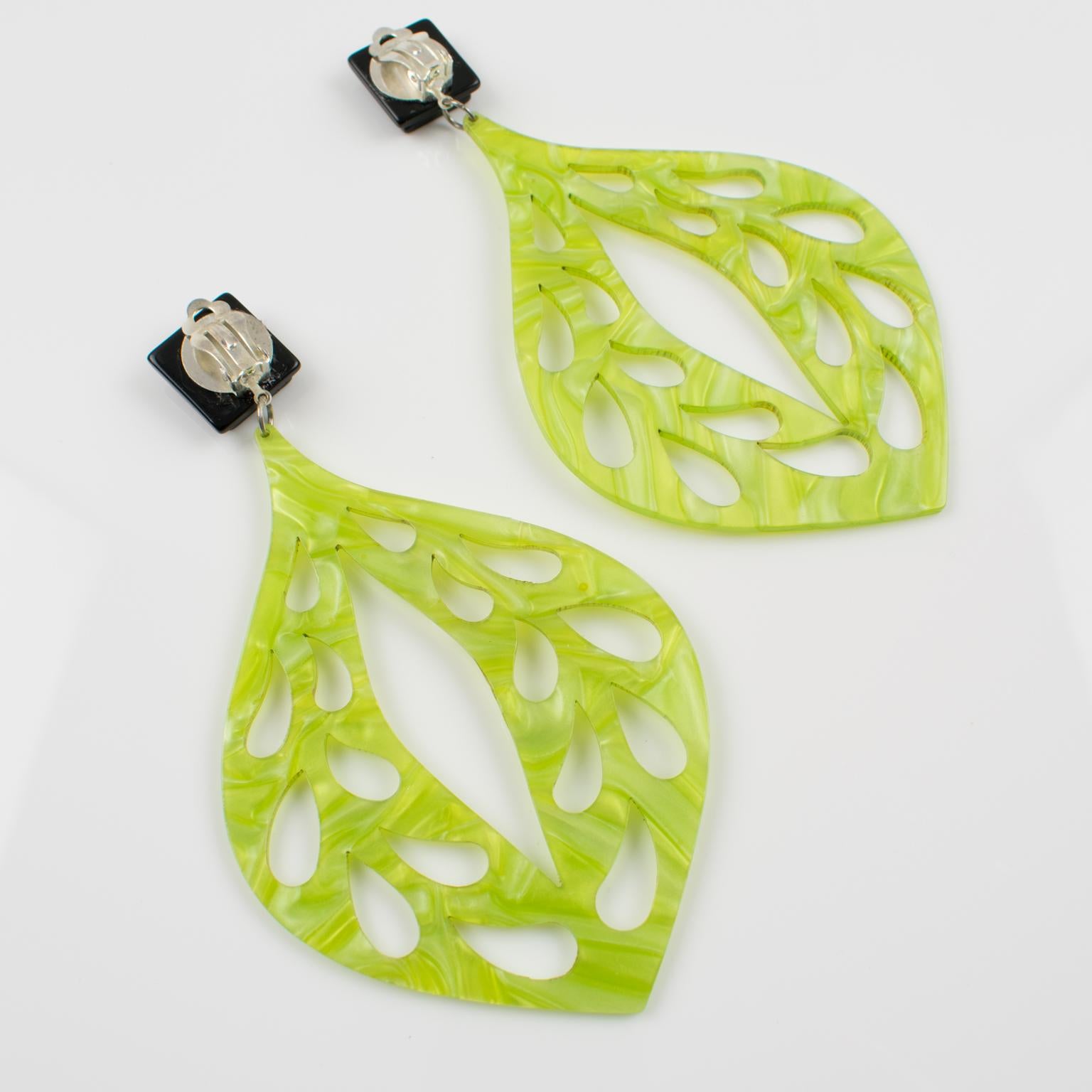 Italian Dangle Chandelier Green Lucite Carved Clip Earrings In Excellent Condition In Atlanta, GA