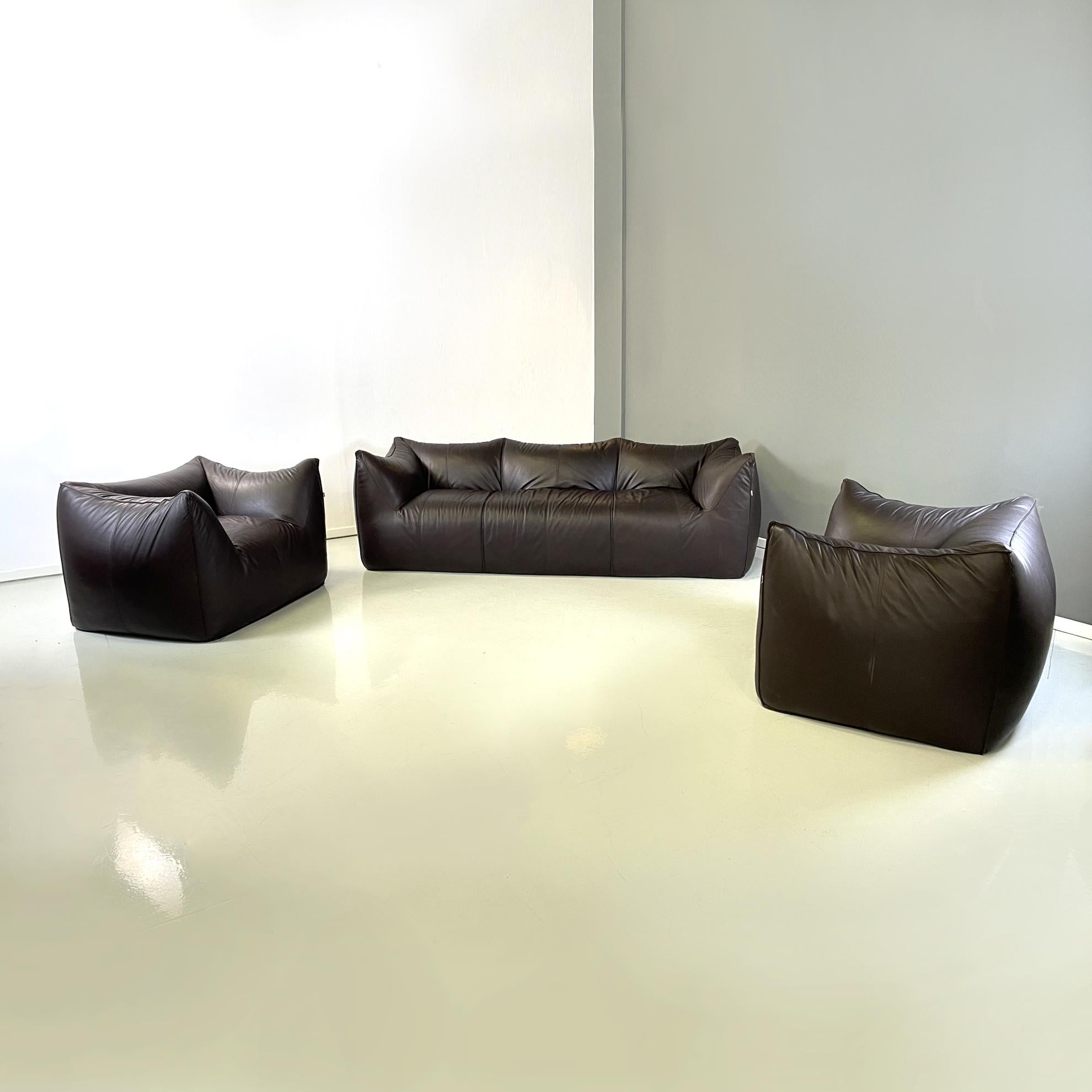 Italian modern dark brown Sofa and armchairs Le bambole by Mario Bellini for B&B, 1970s
Living room set composed by a 3-seater sofa and a pair of armchairs mod. Le Bambole, fully padded and covered in dark brown leather. The internal metal