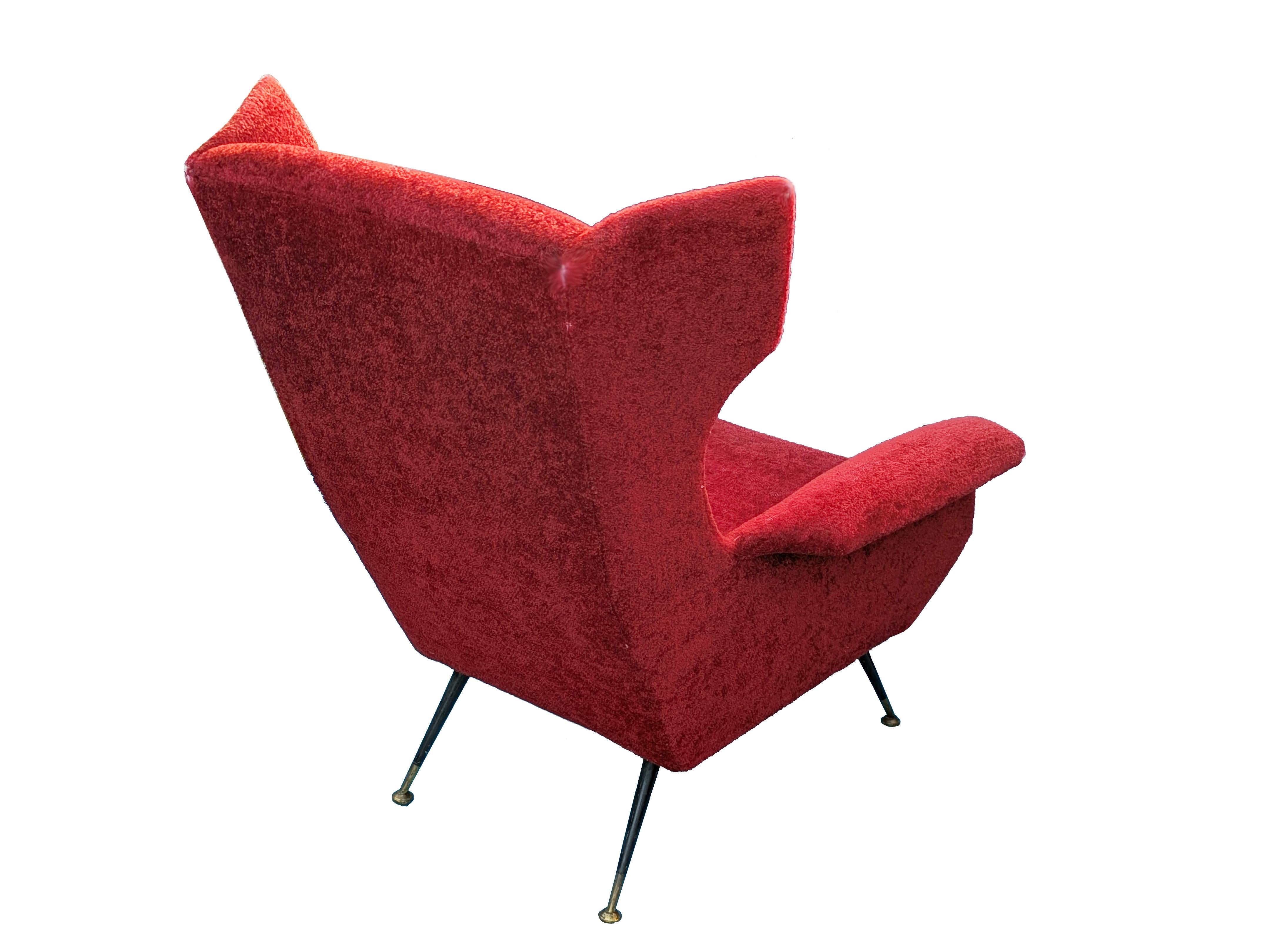 Sillón Wingback italiano de los años 50 de terciopelo carmesí oscuro y latón en venta 1