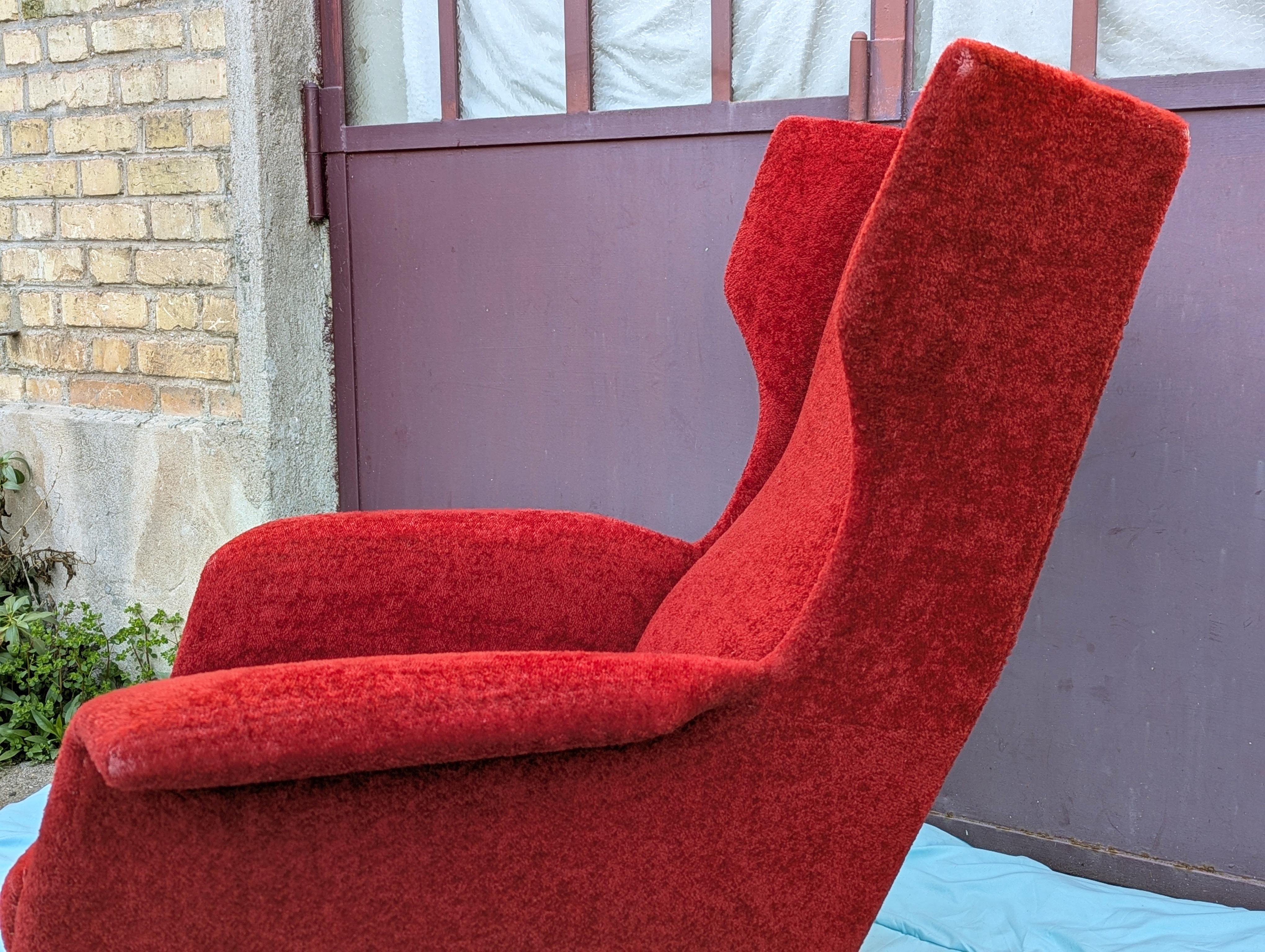 Sillón Wingback italiano de los años 50 de terciopelo carmesí oscuro y latón en venta 3