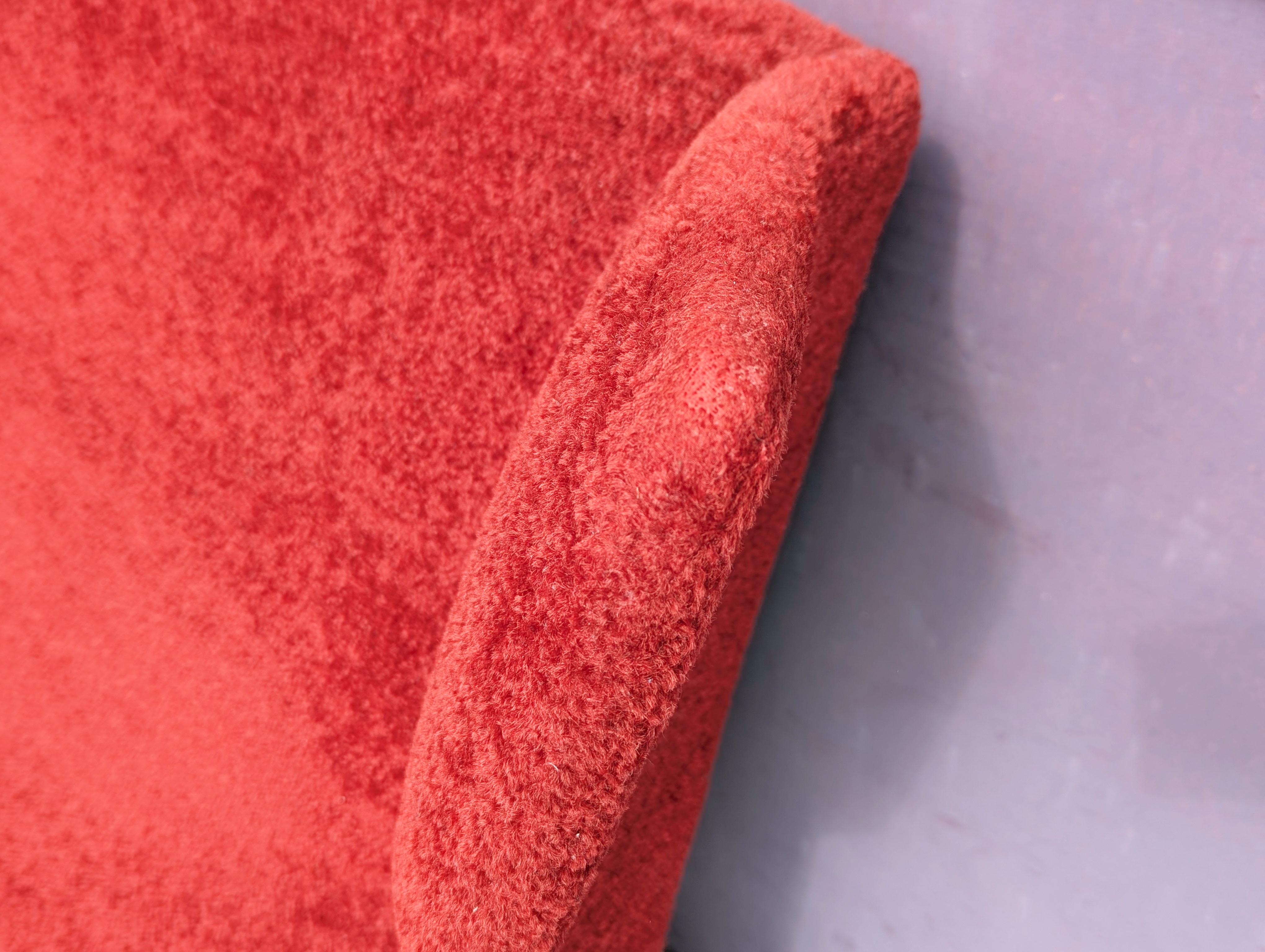 Sillón Wingback italiano de los años 50 de terciopelo carmesí oscuro y latón en venta 7