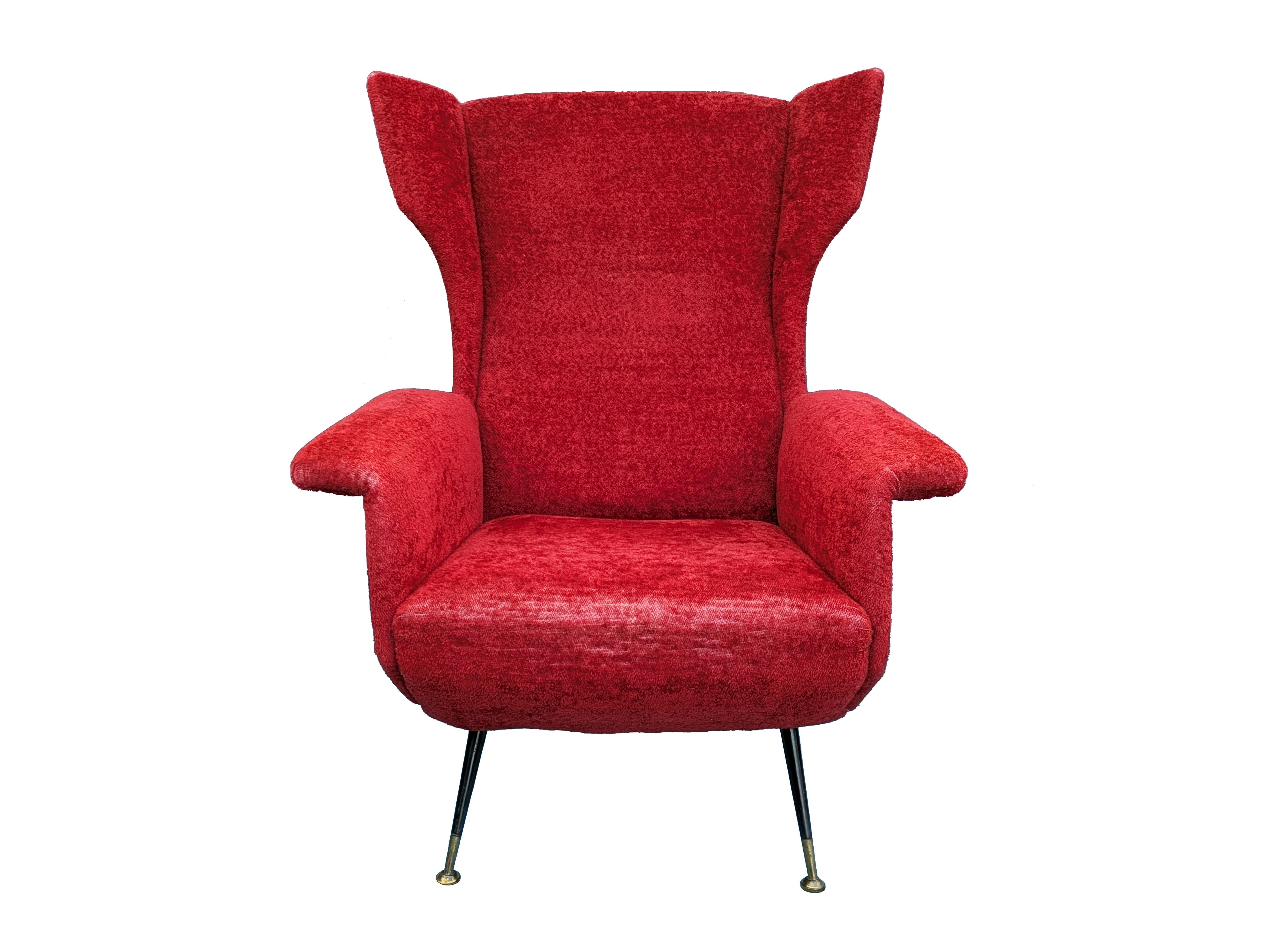 Sillón Wingback italiano de los años 50 de terciopelo carmesí oscuro y latón Moderno de mediados de siglo en venta