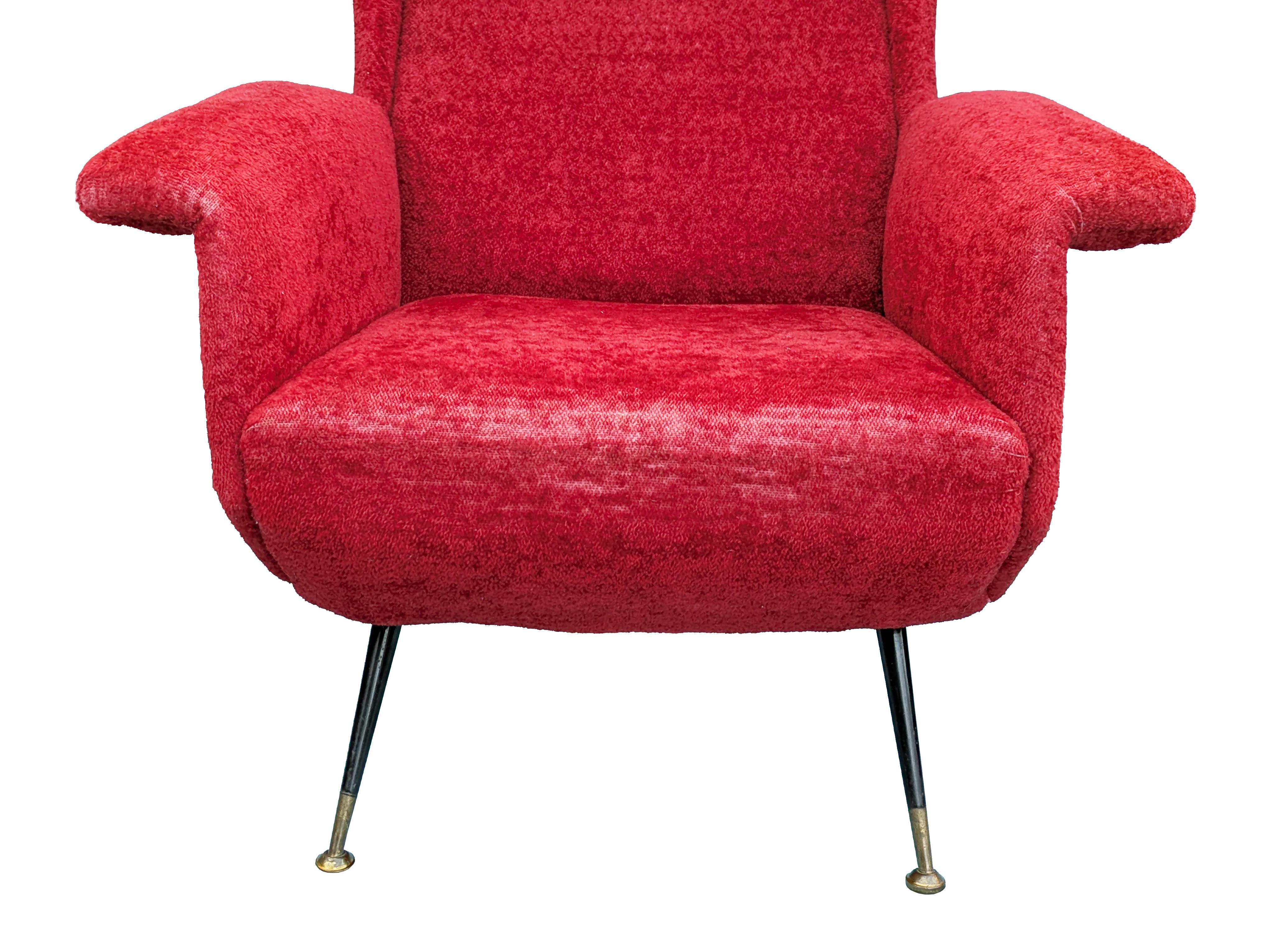 Sillón Wingback italiano de los años 50 de terciopelo carmesí oscuro y latón Italiano en venta