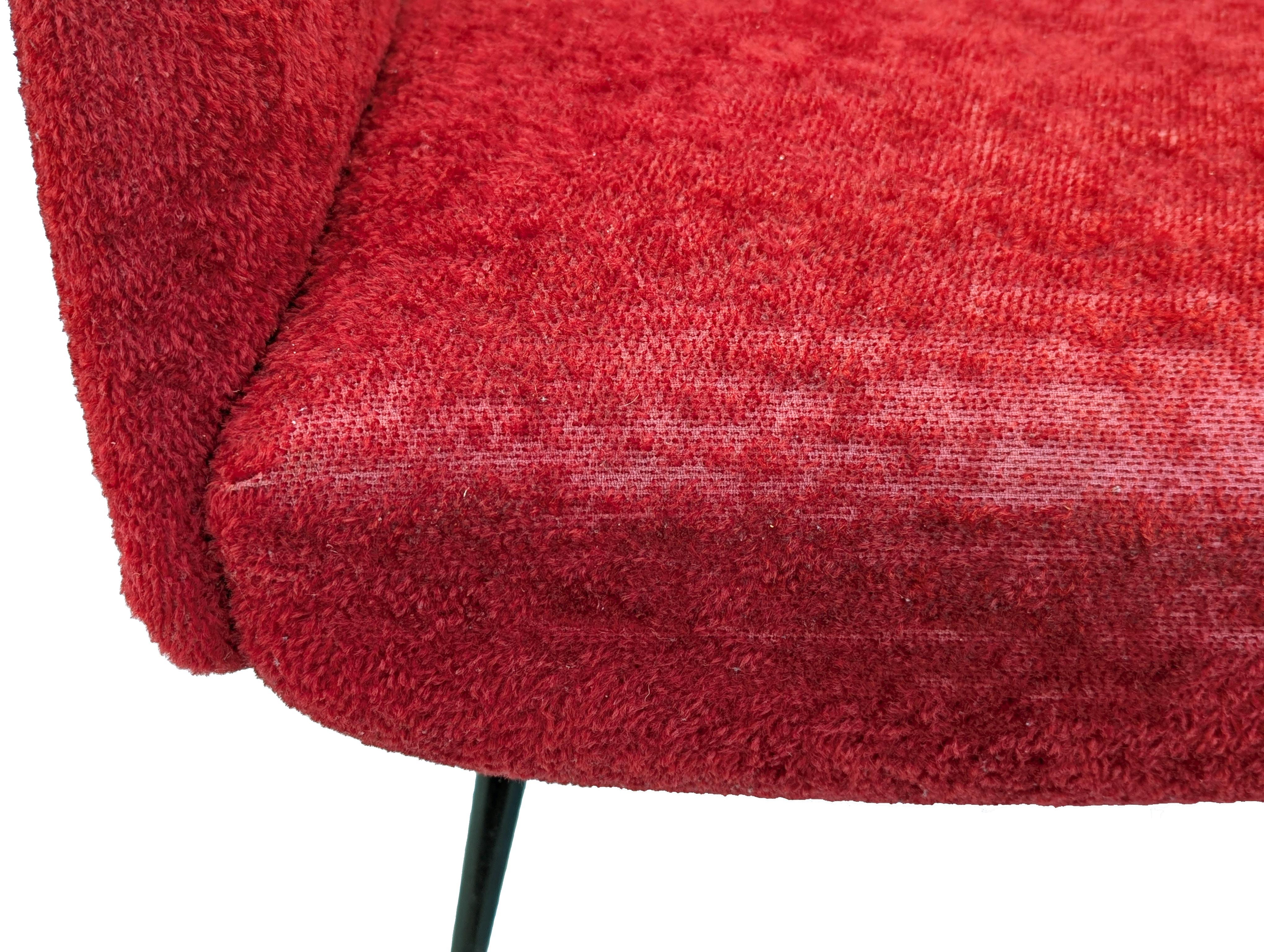 Sillón Wingback italiano de los años 50 de terciopelo carmesí oscuro y latón Pintado en venta