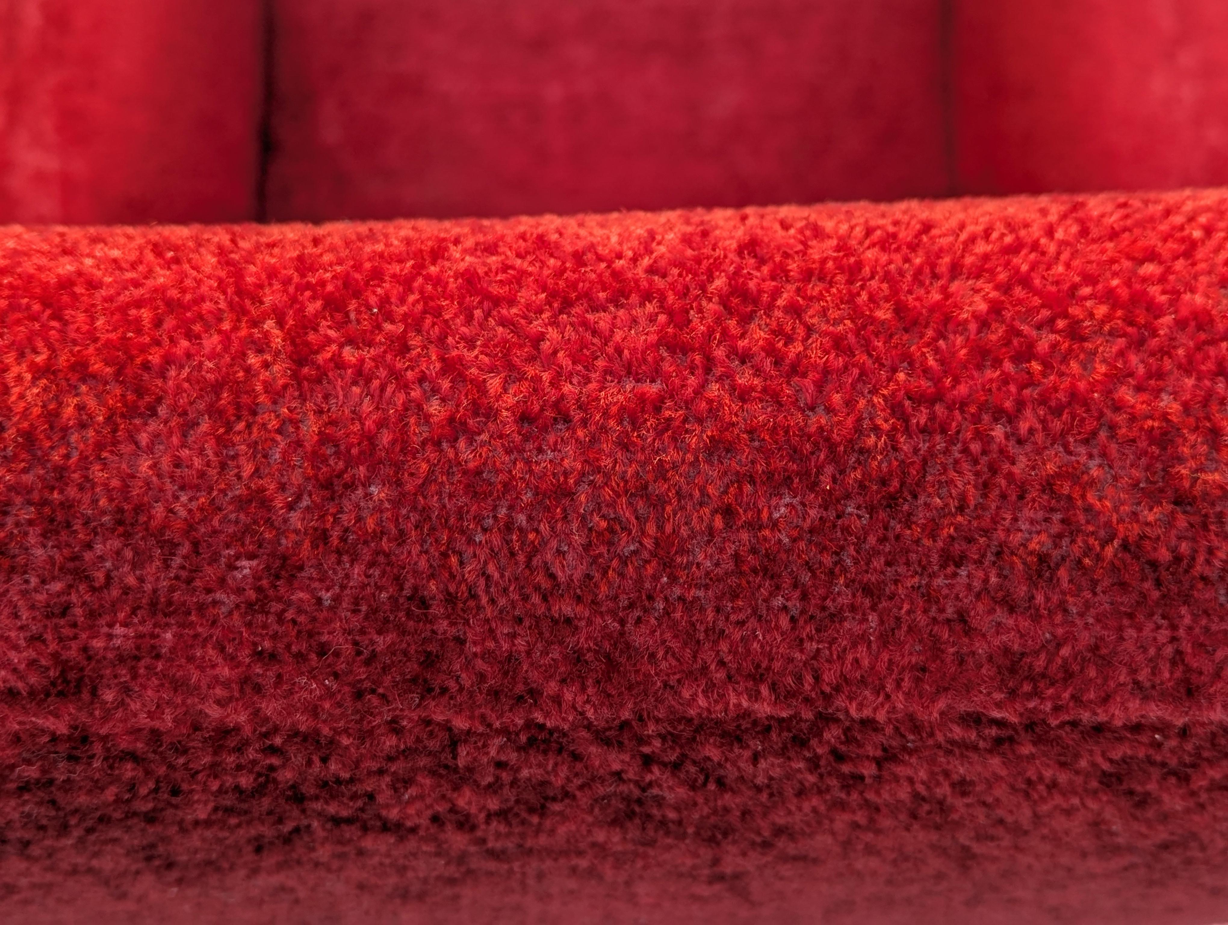 Sillón Wingback italiano de los años 50 de terciopelo carmesí oscuro y latón mediados del siglo XX en venta