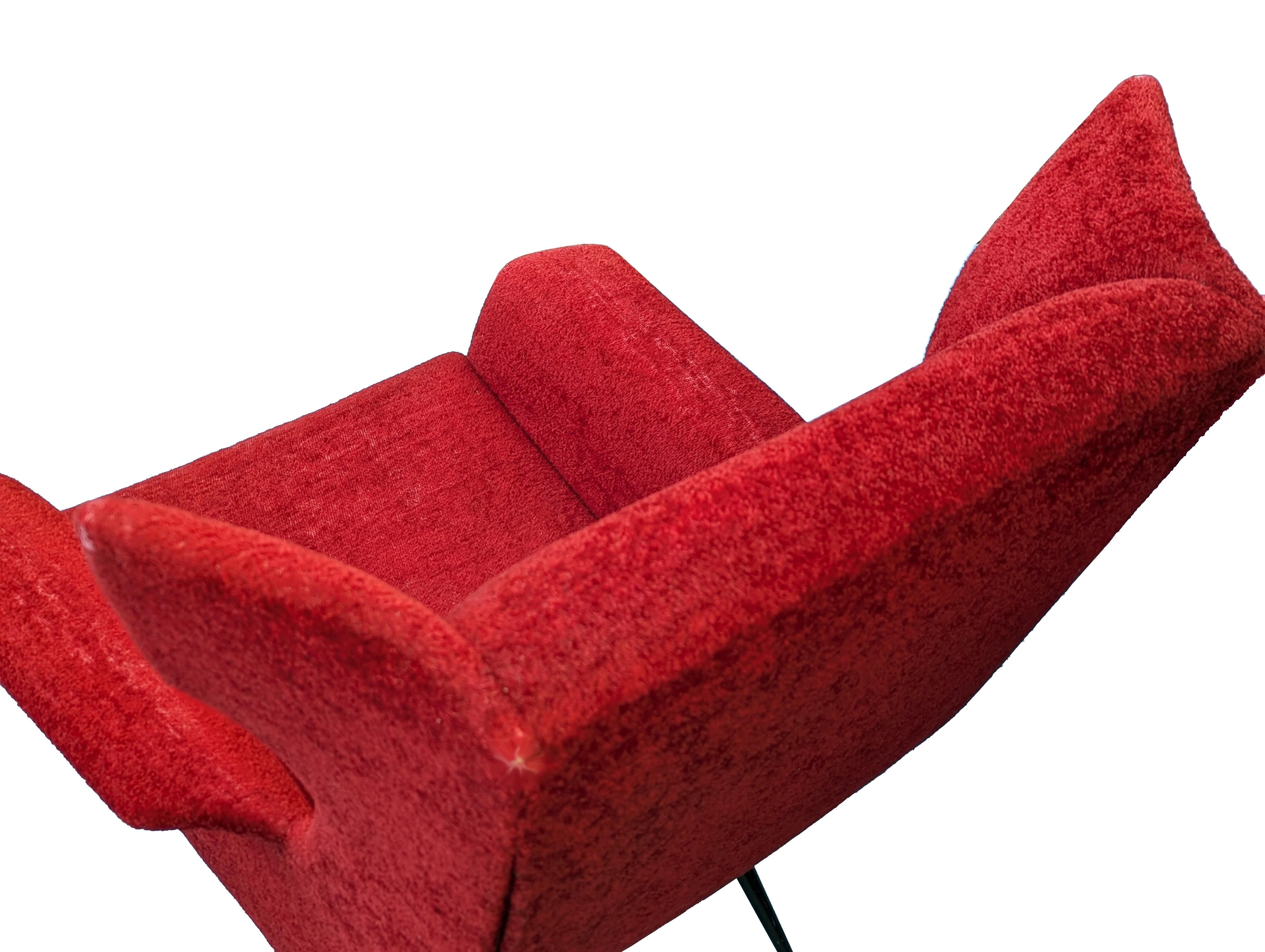 Sillón Wingback italiano de los años 50 de terciopelo carmesí oscuro y latón Metal en venta