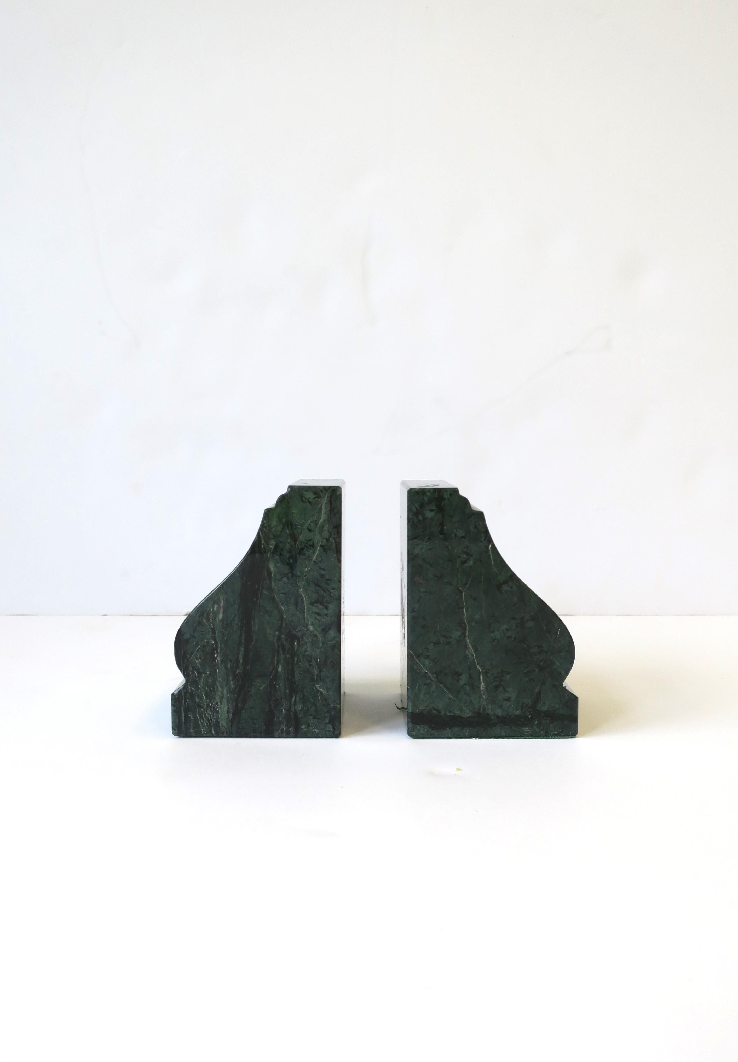 A pair of Italian dark green verde marble bookends in a classic design style, circa mid to late-20th century, 1970s, Italy. Beautifully carved details from one piece of marble. Dimensions: 4.5