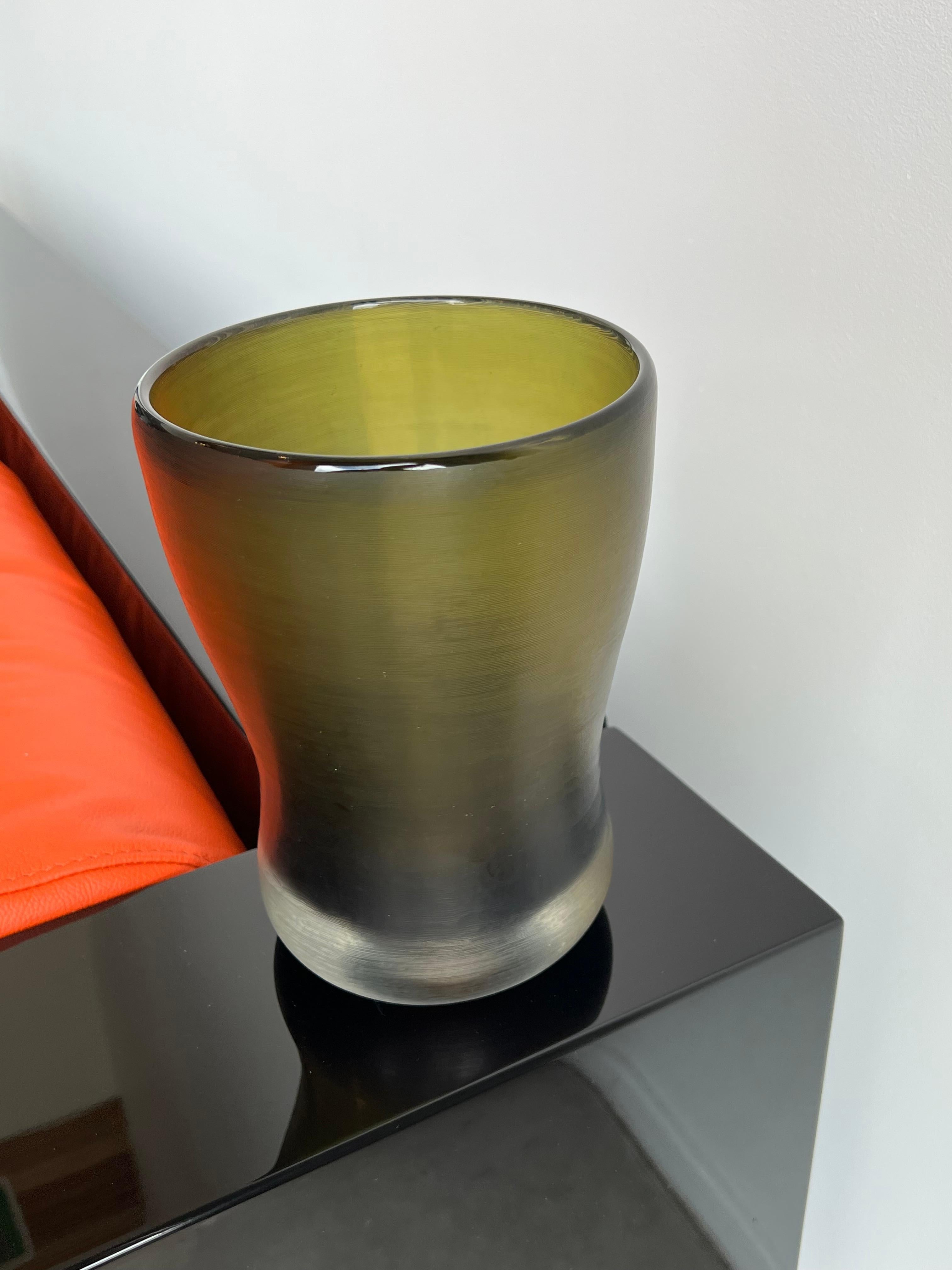 Italienische dunkelgrüne Murano-Vase von Tobia Scarpa aus der Buttato-Serie, Venini, 1960 (Moderne der Mitte des Jahrhunderts) im Angebot