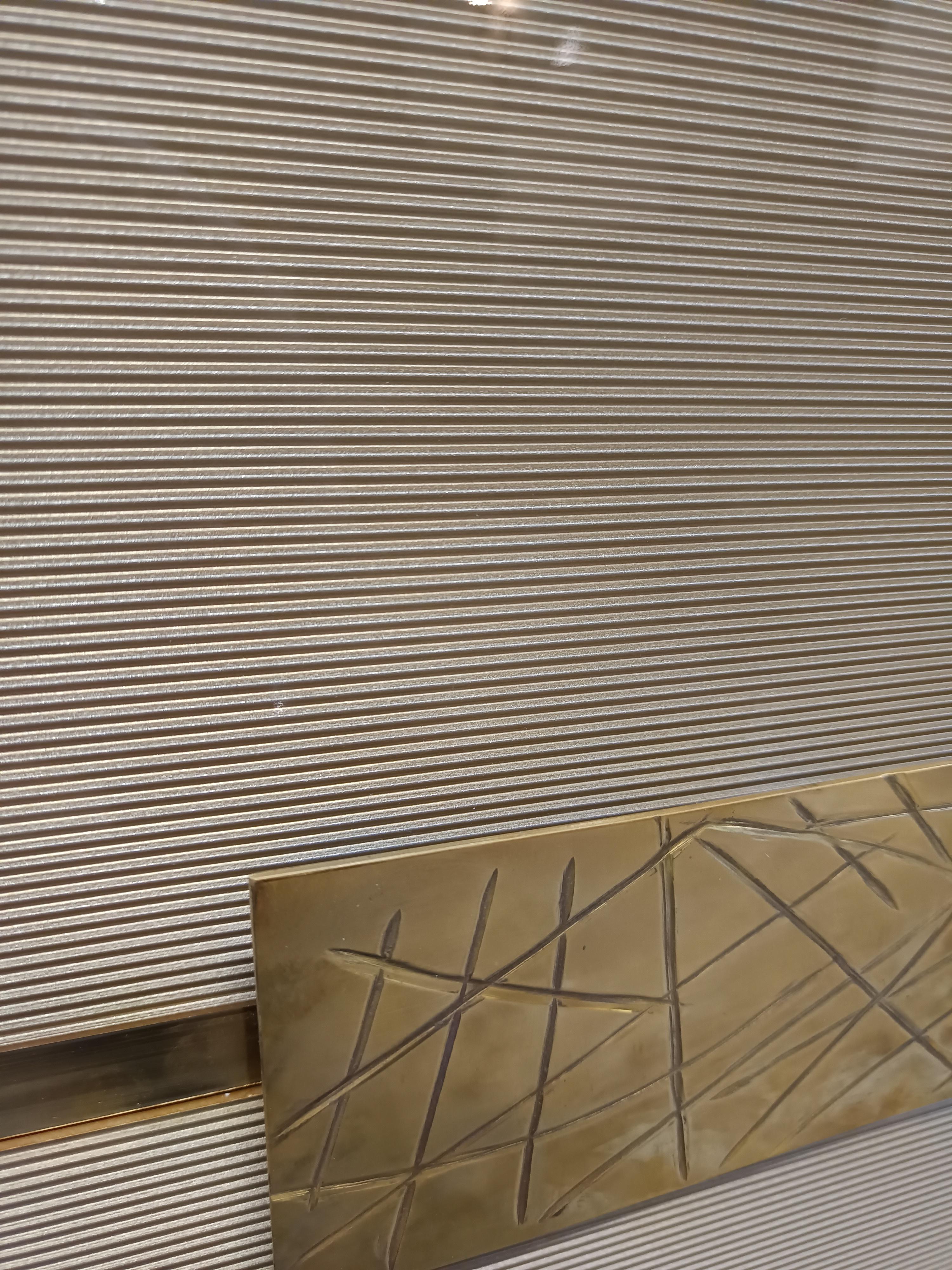 Aparador italiano verde oscuro con cristal de Murano 'Grisinato' y latón en venta 5