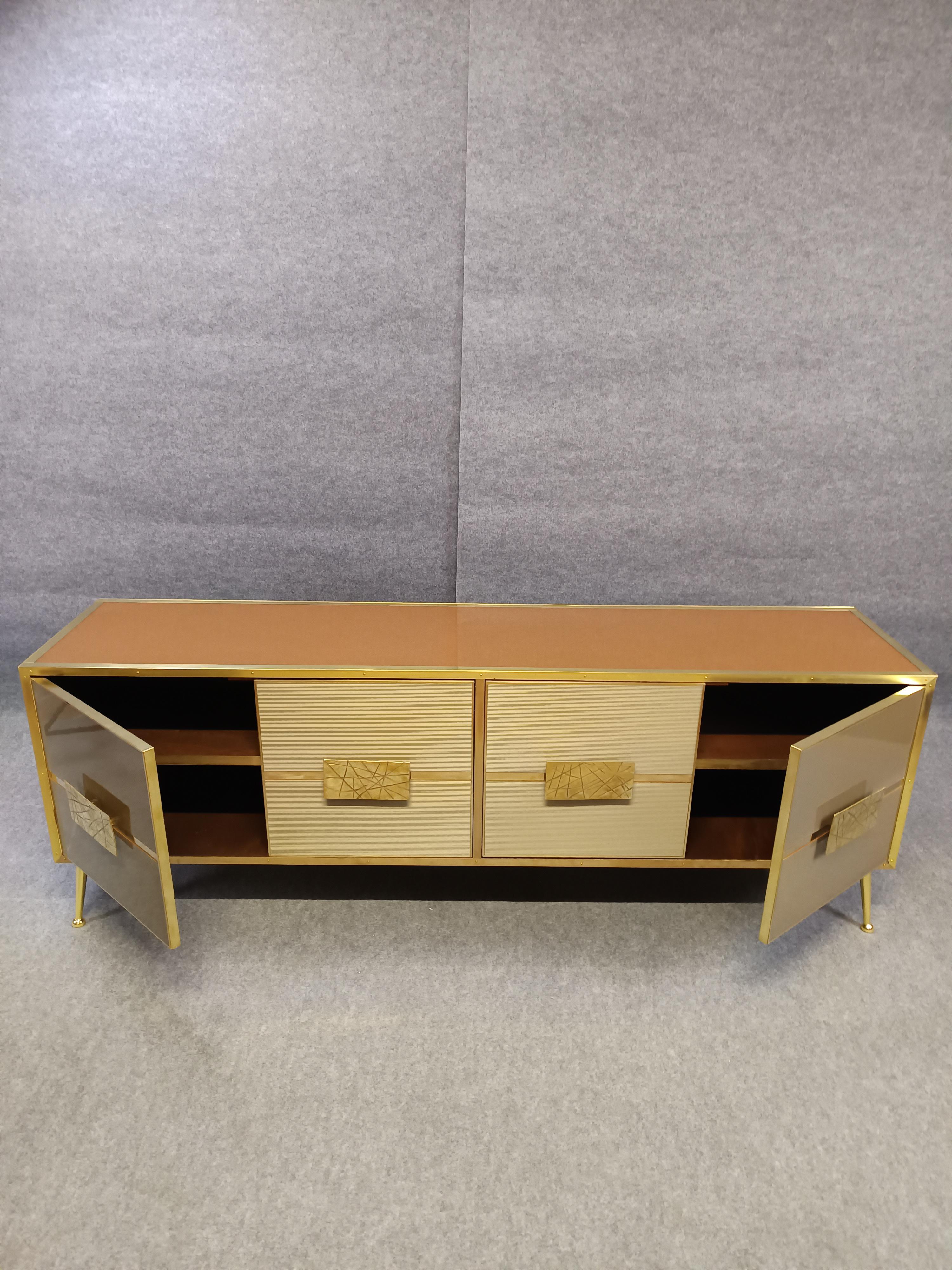 Aparador italiano verde oscuro con cristal de Murano 'Grisinato' y latón en venta 6