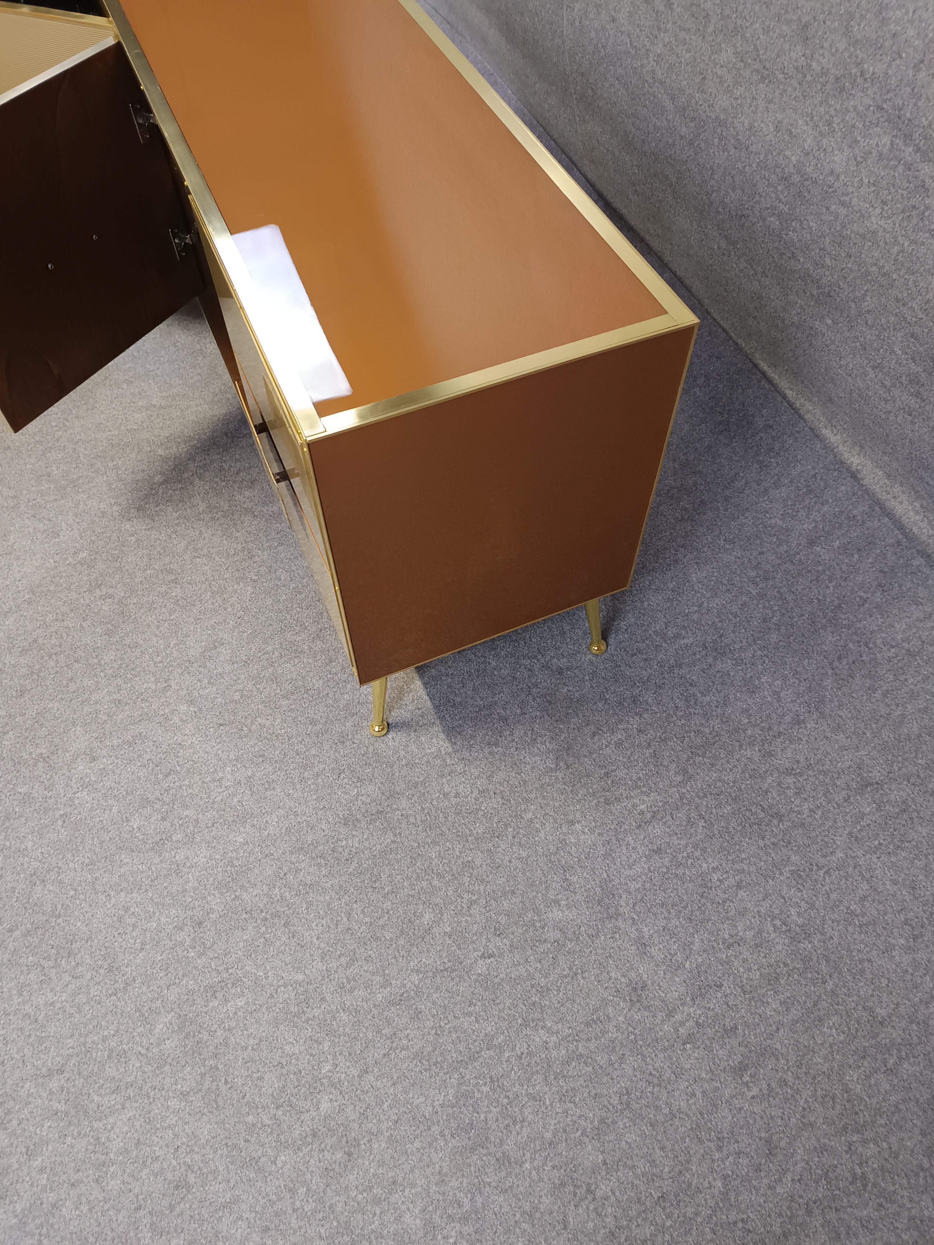 Aparador italiano verde oscuro con cristal de Murano 'Grisinato' y latón en venta 7