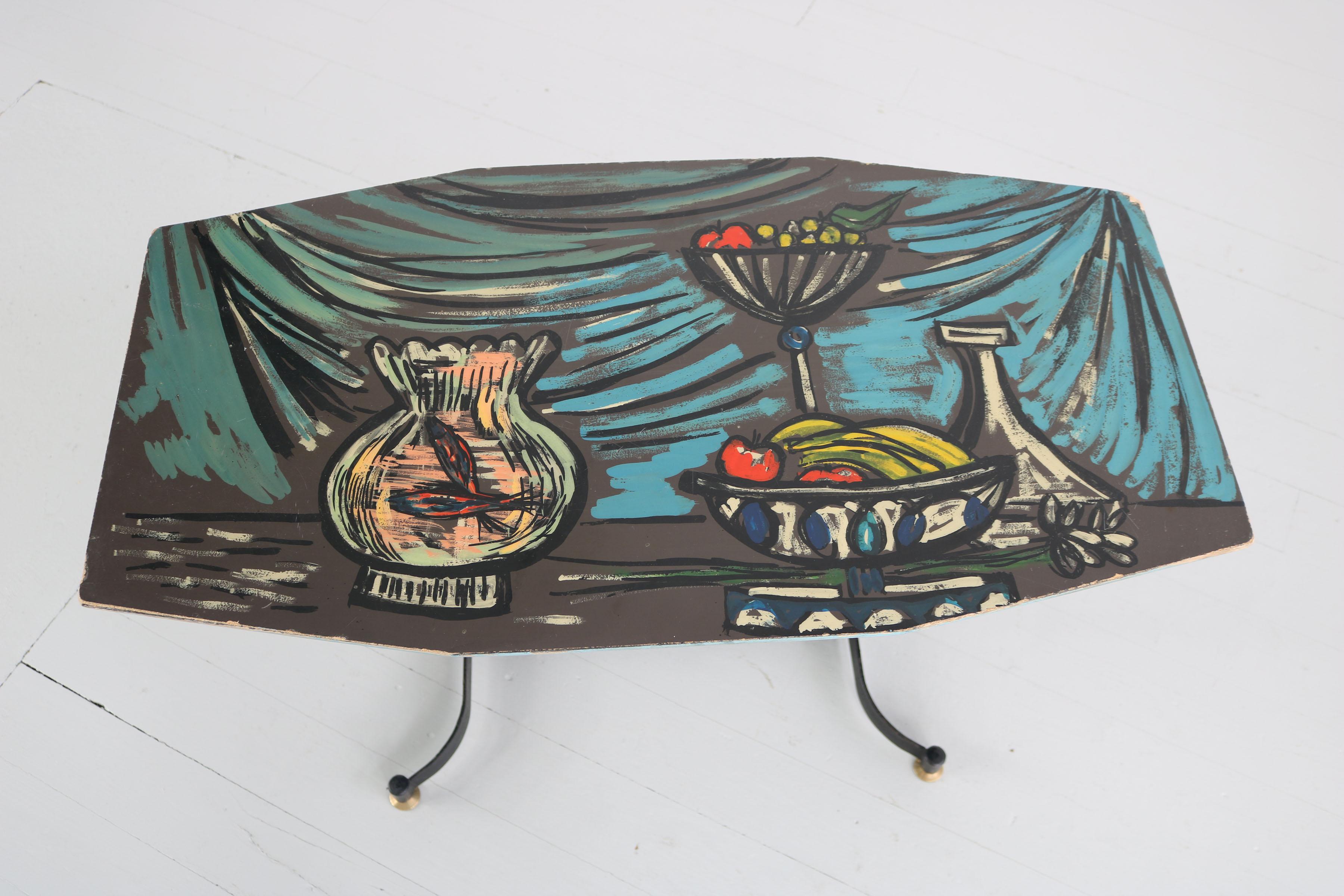 Italienischer dunkler italienischer Sofatisch mit bunten, handbemalten Motiven auf Tischplatte, 1950er Jahre (Metall) im Angebot