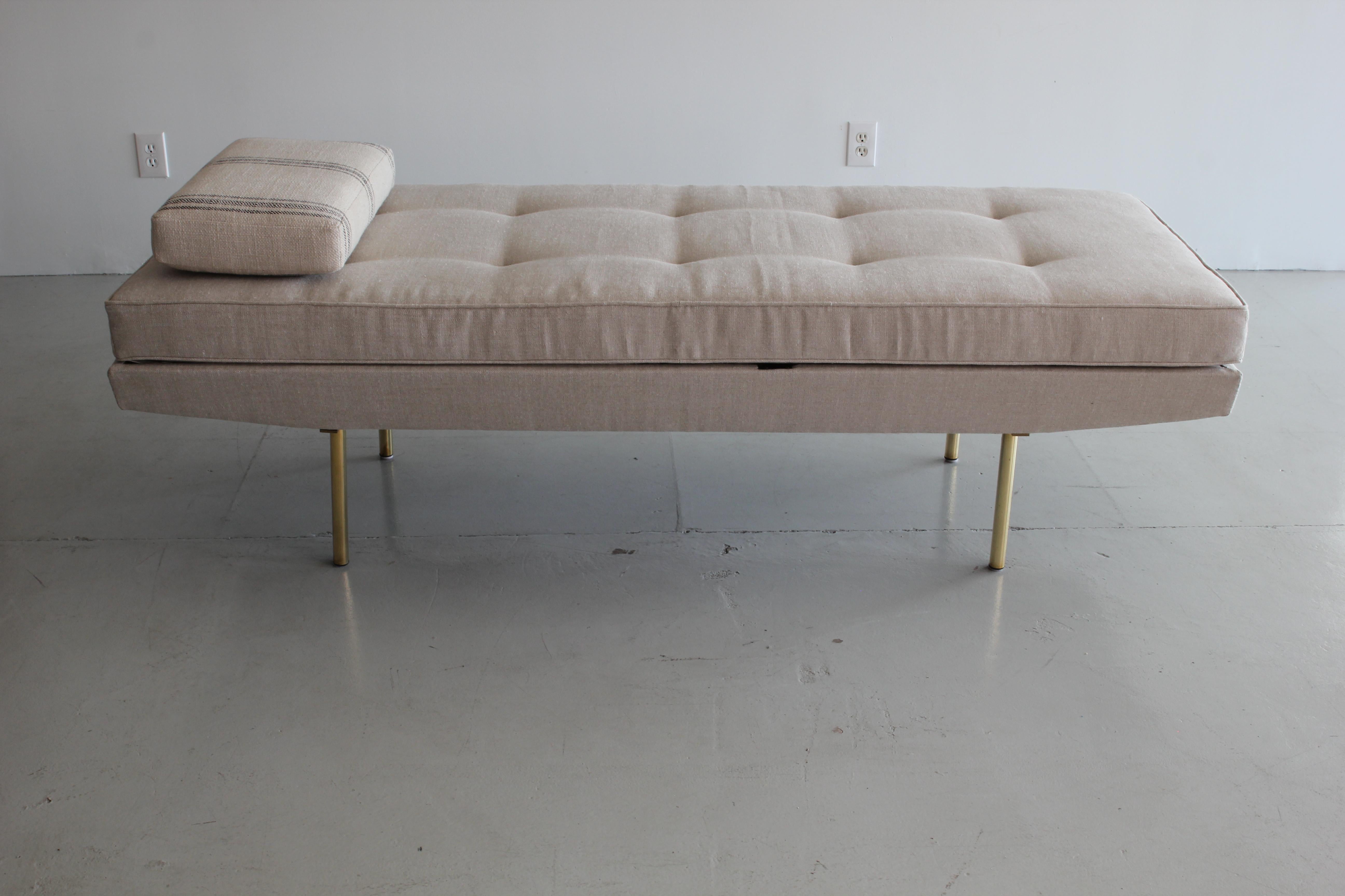 A Mid-Century Modern Italian upholstered mechanical daybed with cushion supported on straight brass legs, circa 1960.
Can articulate up to seating chaise.
Newly upholstered in natural linen.