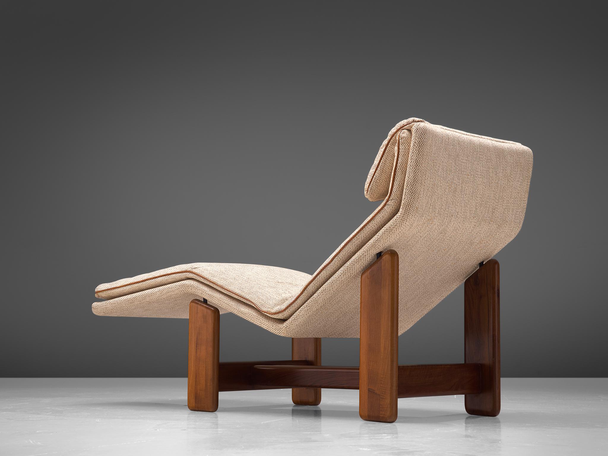 Tarcisio Colzani for Mobil Girgi, chaise loungemodel ' Periplo', fabric, leather and walnut, Italy, 1970s

Sculptural daybed from Italy with a woven beige upholstery that is finished with cognac leather piping. The top has a head pillow for extra