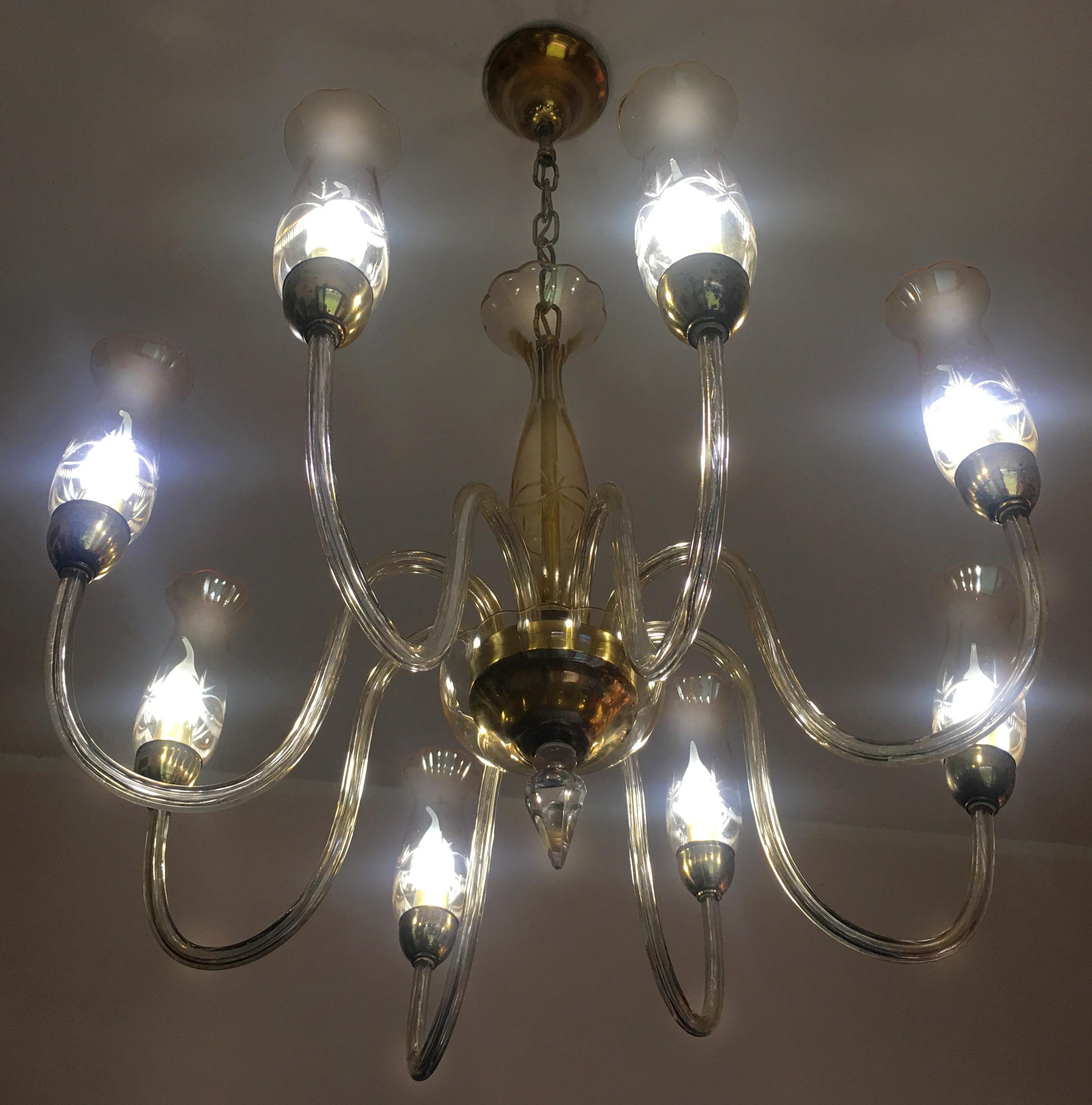 Eleganter De Majo-Kronleuchter mit 8 Lichtern aus geblasenem Kristall, gearbeitet nach der alten Tradition von Murano, Bernsteinglas und goldenem Rahmen.
Vorbereitet für n. 8 Glühbirnen E14 Halogen eco max 42W oder neue LED-Lampen -
