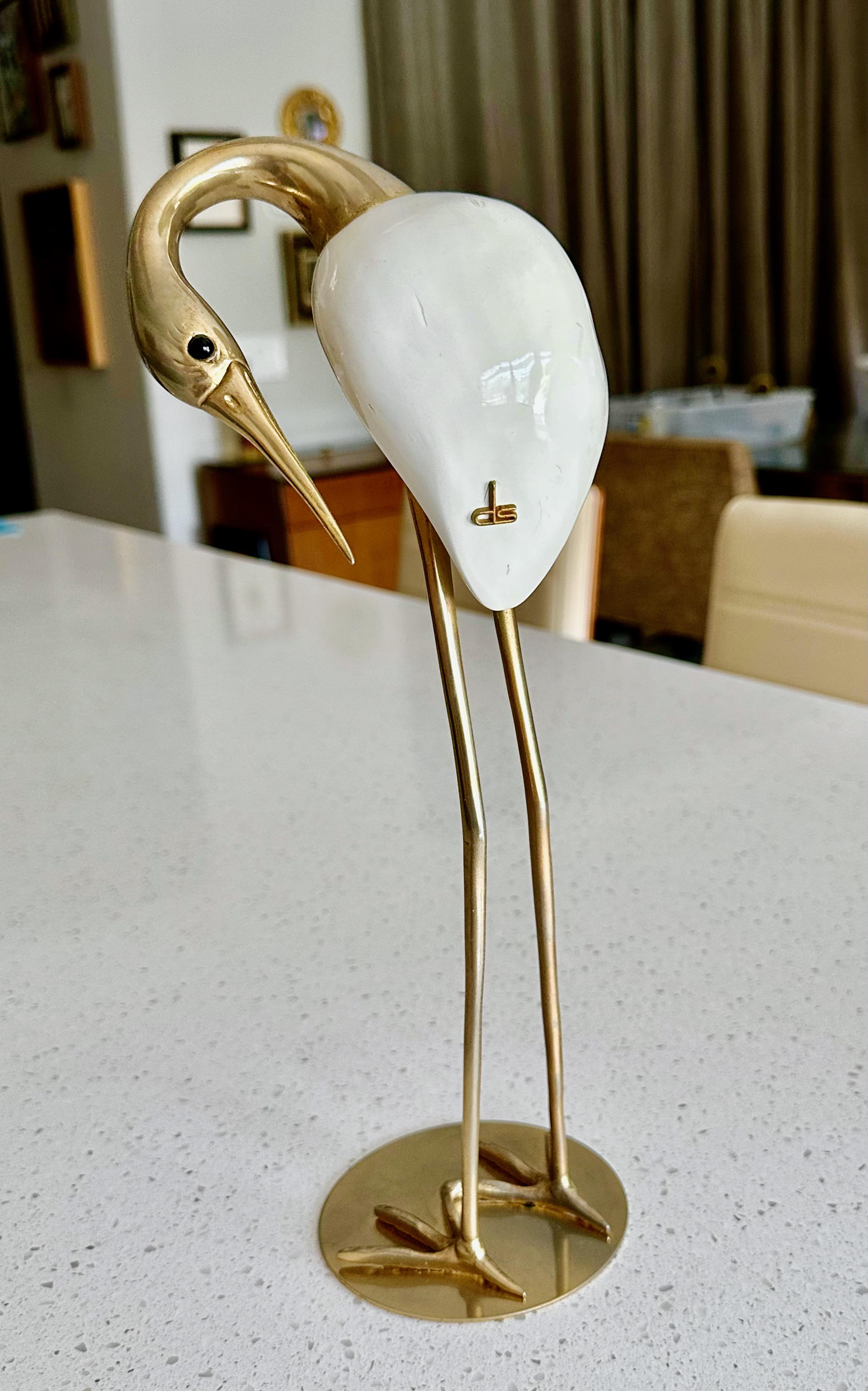 Scultura di uccello Crain di metà secolo prodotta da De Stijl Firenze, anni '60, composta da ottone, legno laccato bianco e occhi di vetro...