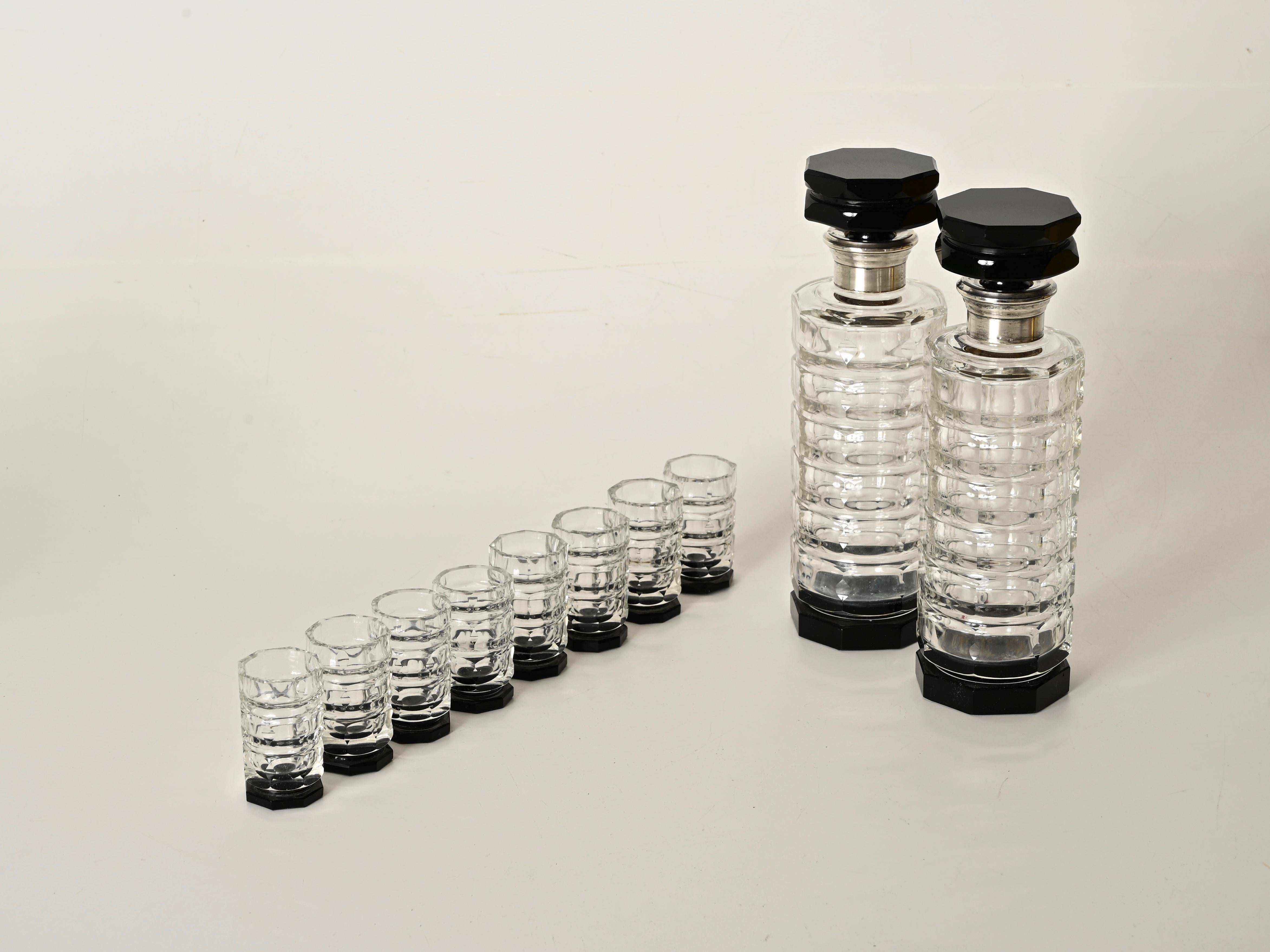 Wunderschönes Set aus mundgeblasenem Murano-Glas im Art-Déco-Stil in einer atemberaubenden Kombination aus kristallklarem Glas, schwarzem Glas und 800er Silber. Dieses charmante und einzigartige Bar-Set besteht aus zwei Karaffen und acht passenden