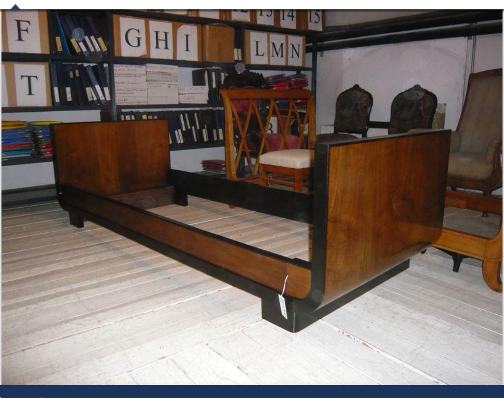 Italian deco daybed from 1930s in oak and ebonized wood
This single bed needs a mattress of cm.80 x 200.
  