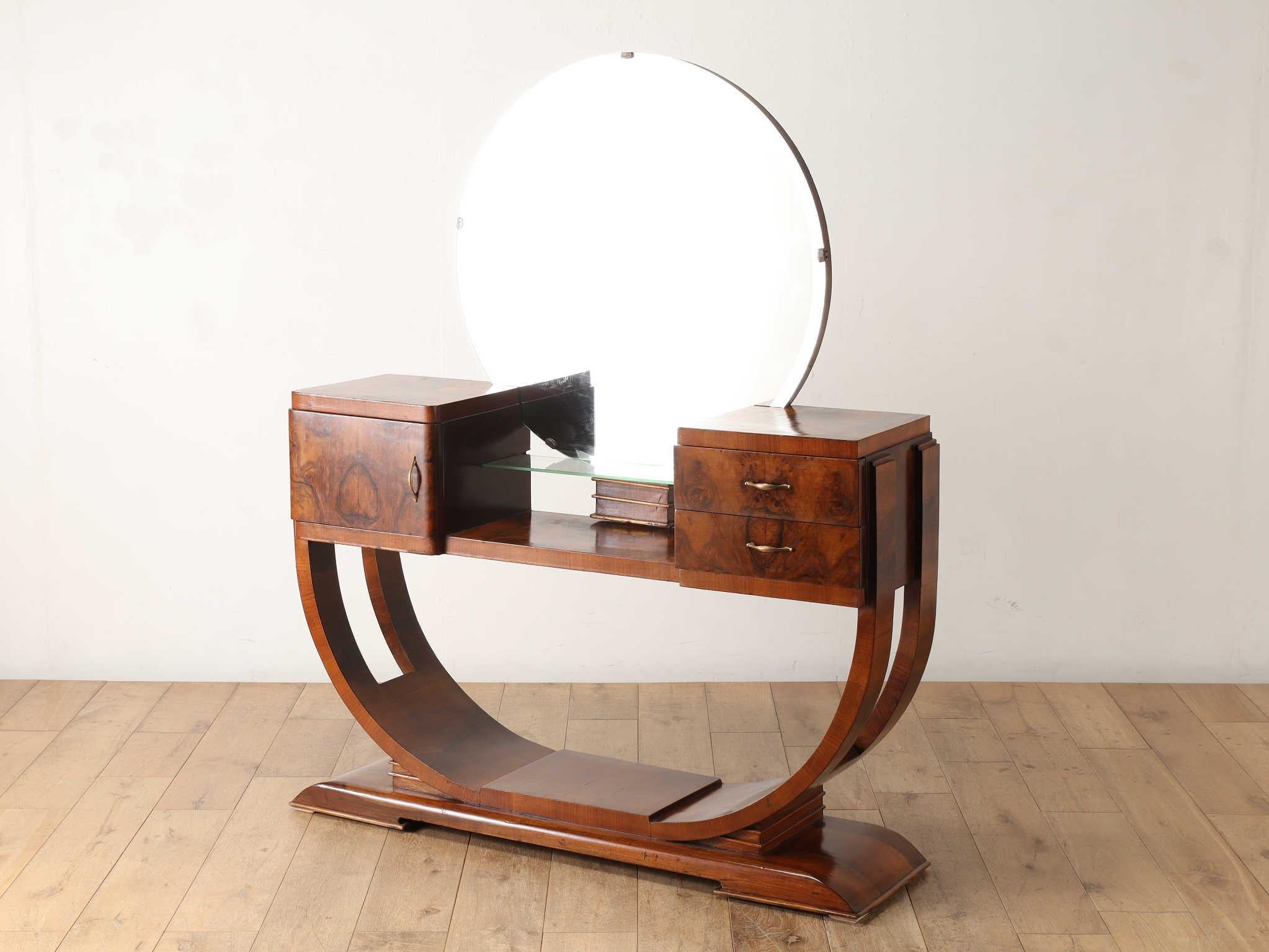 Comò Deco italiano con ricche venature del legno. Il design Art Déco, con la sua splendida armonia di curve e linee rette, gli conferisce abbastanza carattere da diventare un'icona in una stanza. Grazie all'alta qualità del suo design, è consigliato