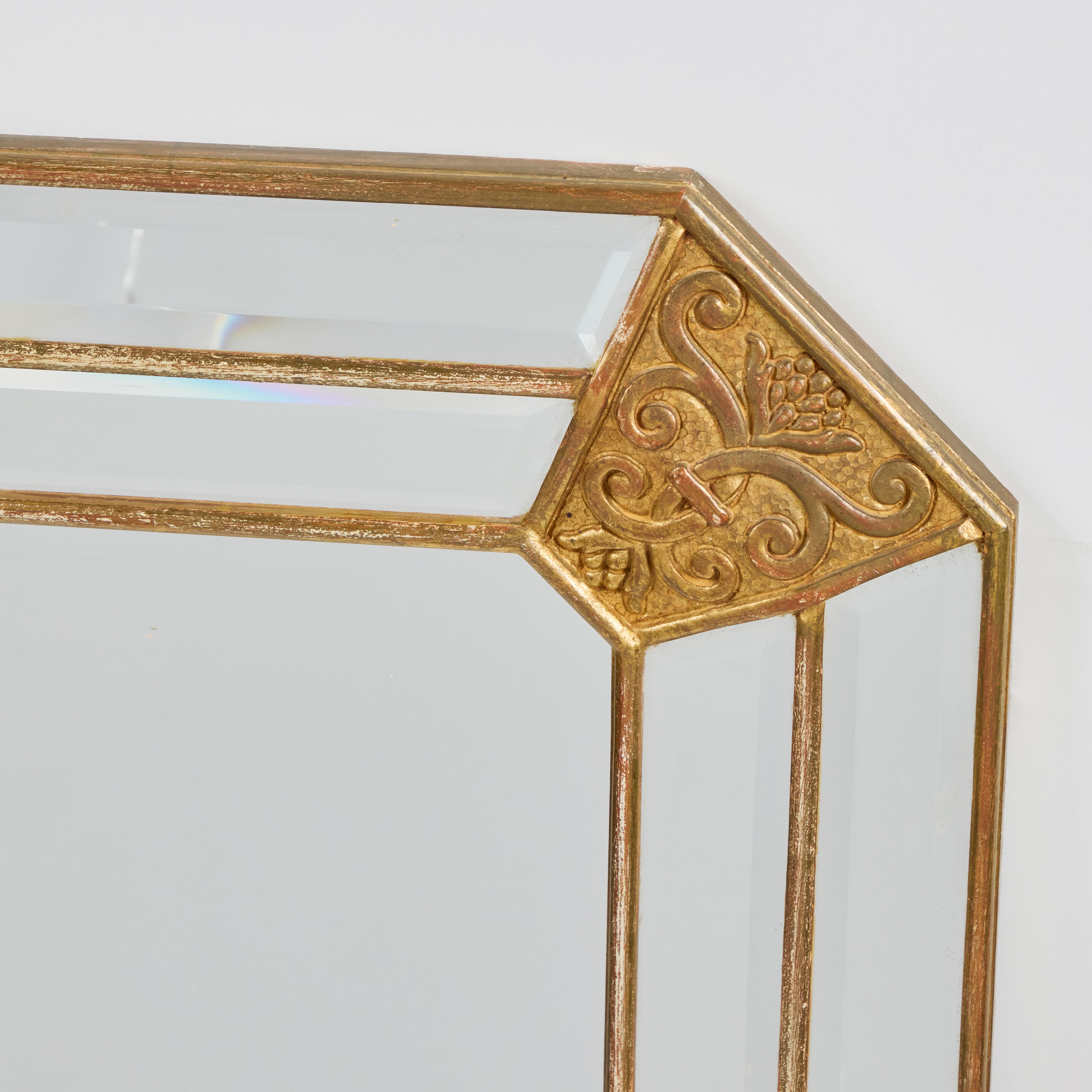 Italienischer Deco-Spiegel mit vergoldeten Holzakzenten (Handgeschnitzt) im Angebot