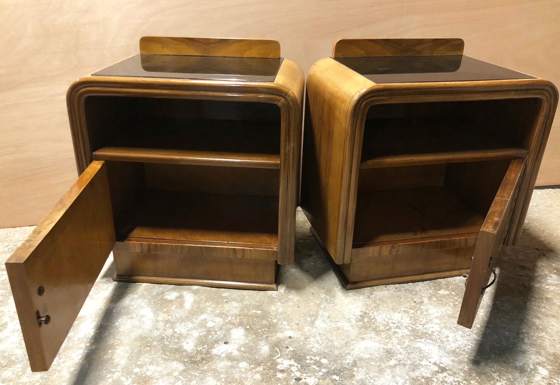 Pair of original Italian nightstands, art Decò, in walnut veneer, with black glass top, right and left. 

Beautiful rounded design.

Coming from the villa of Fiesole Florence.

 