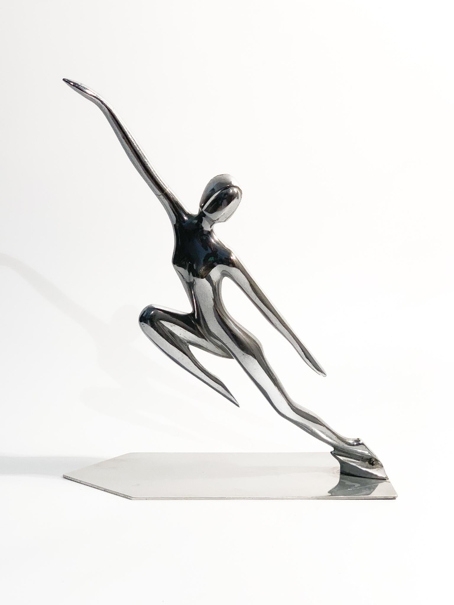 Artistic deco metal statue depicting a dancer, made in the 1930s

Ø 23 cm Ø 7.5 cm h 27 cm