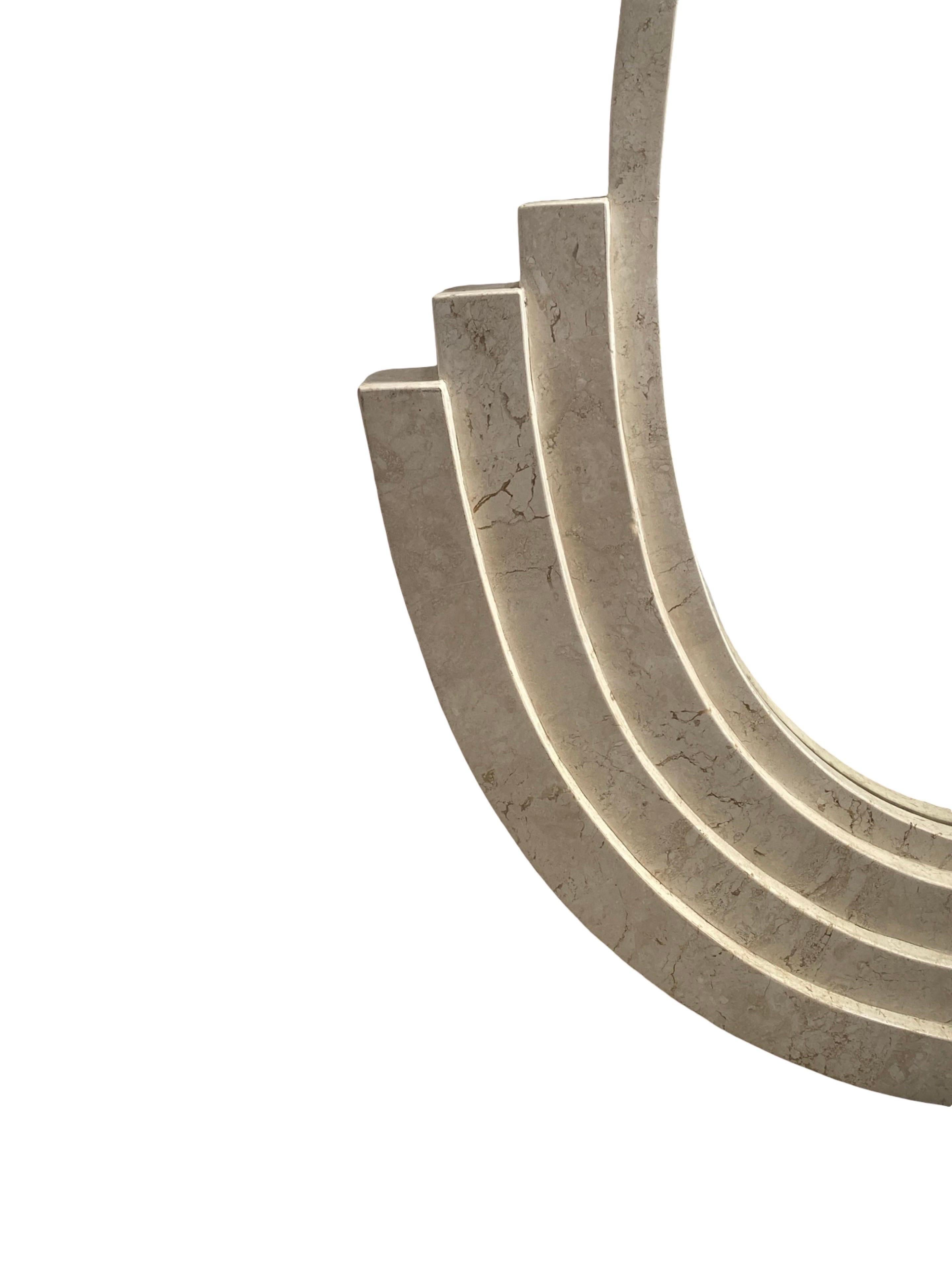 Specchio in stile Deco italiano di marmo beige tessellato Maitland Smith in vendita 5