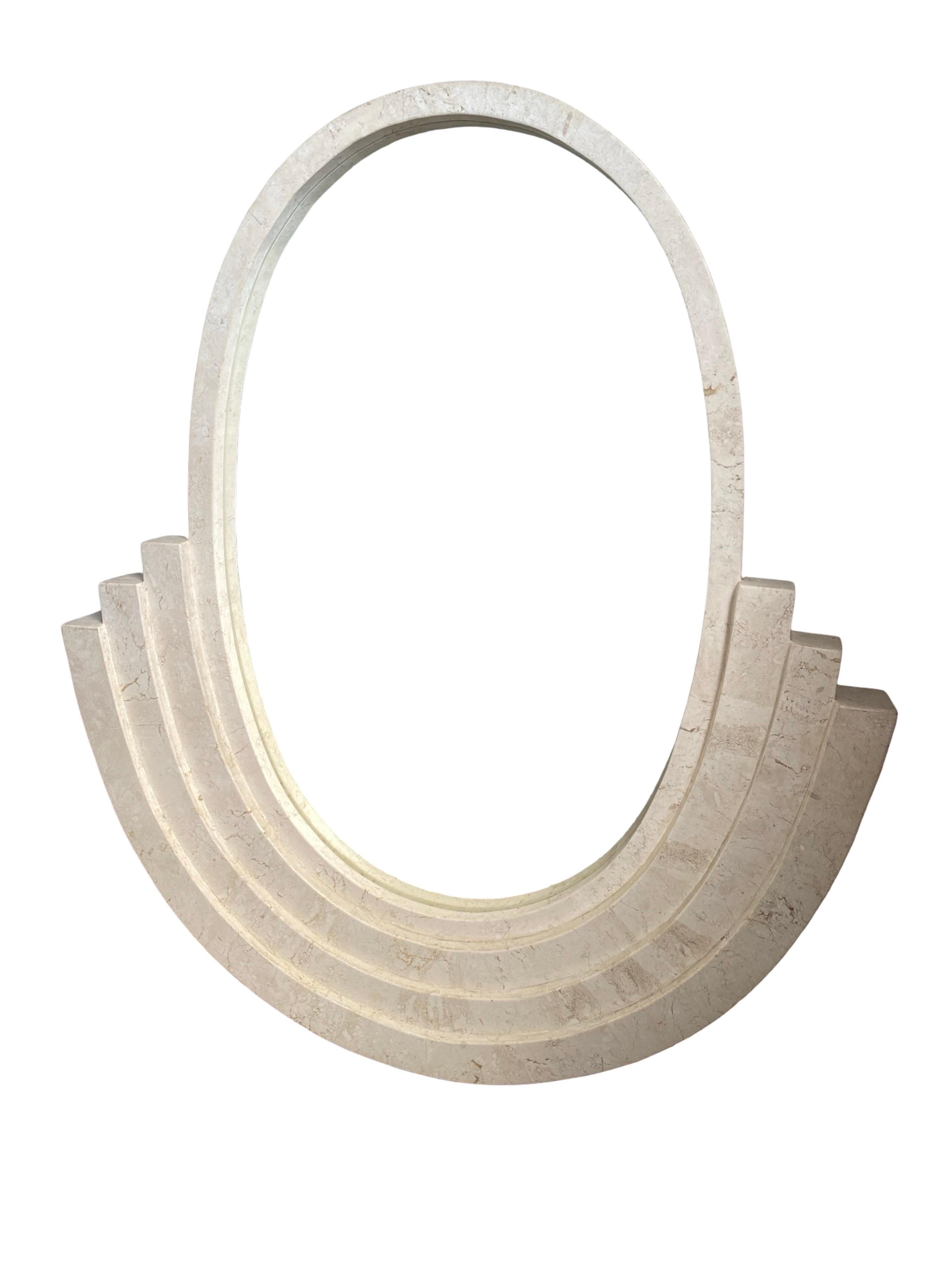 uno specchio RARO realizzato da Maitland Smith. Faceva parte di un gruppo ispirato agli artigiani italiani del Mid-Century come Gio Ponti. Un po' di Art Deco mescolata ai maestri italiani. Il marmo ha un colore bellissimo. Non è un bianco sporco ma