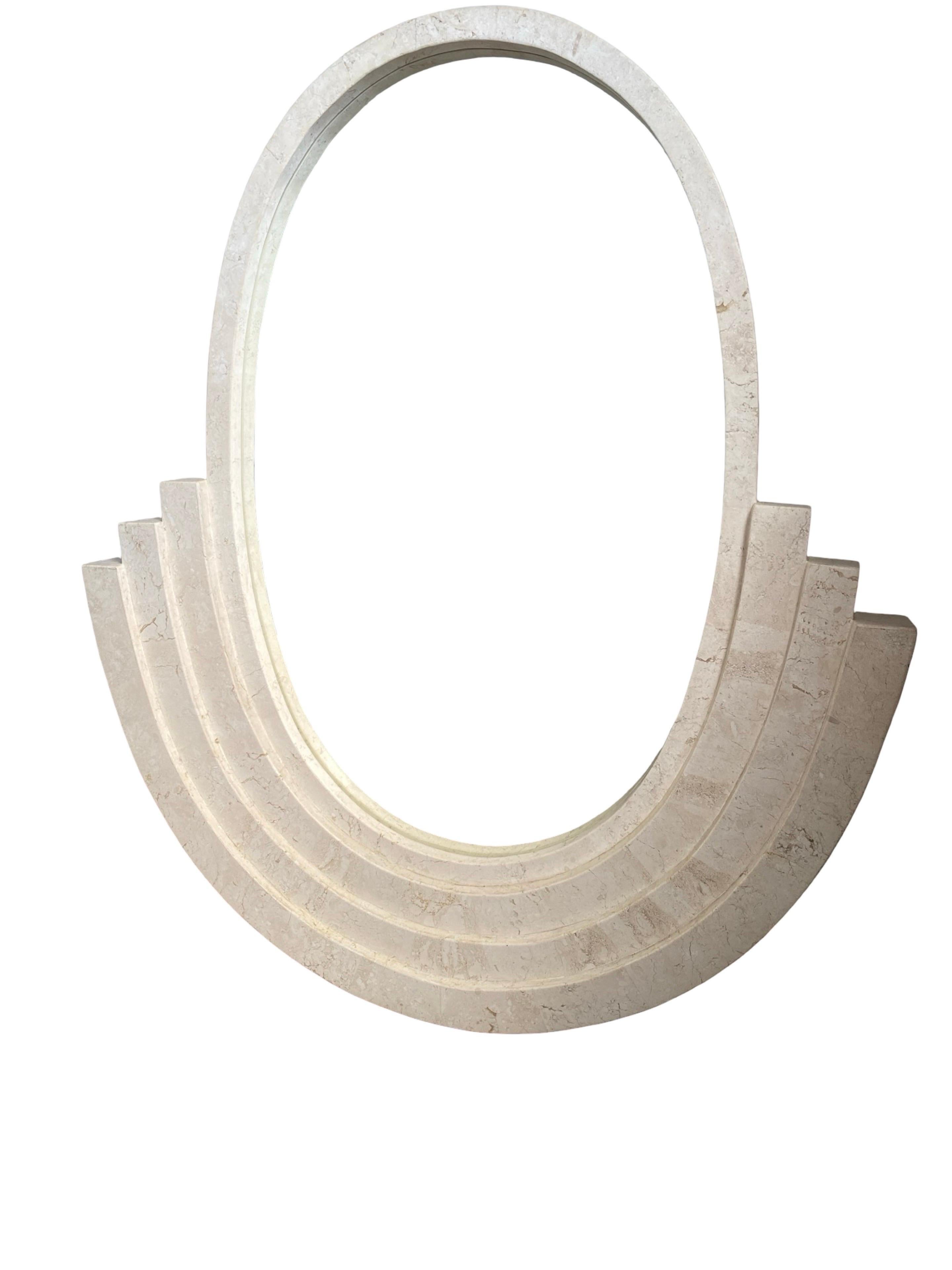 Filippino Specchio in stile Deco italiano di marmo beige tessellato Maitland Smith in vendita