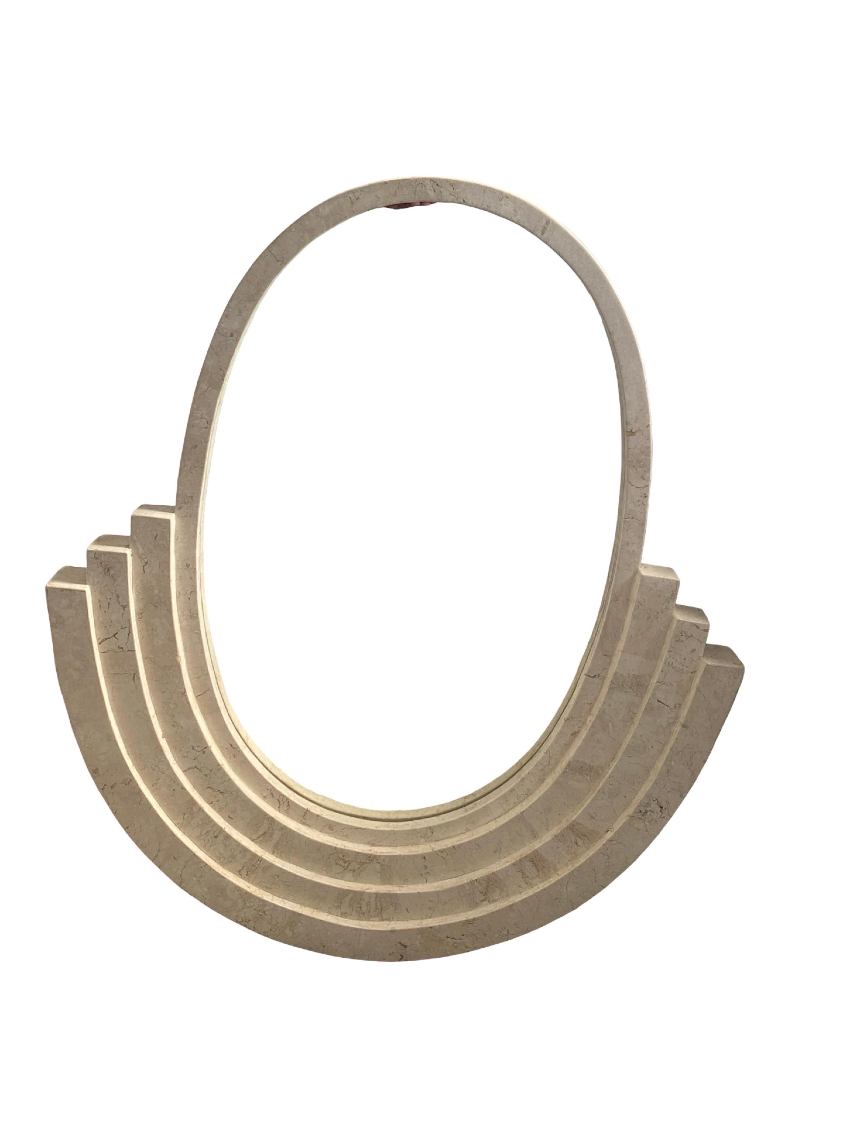 Specchio in stile Deco italiano di marmo beige tessellato Maitland Smith In condizioni buone in vendita a Palm Springs, CA