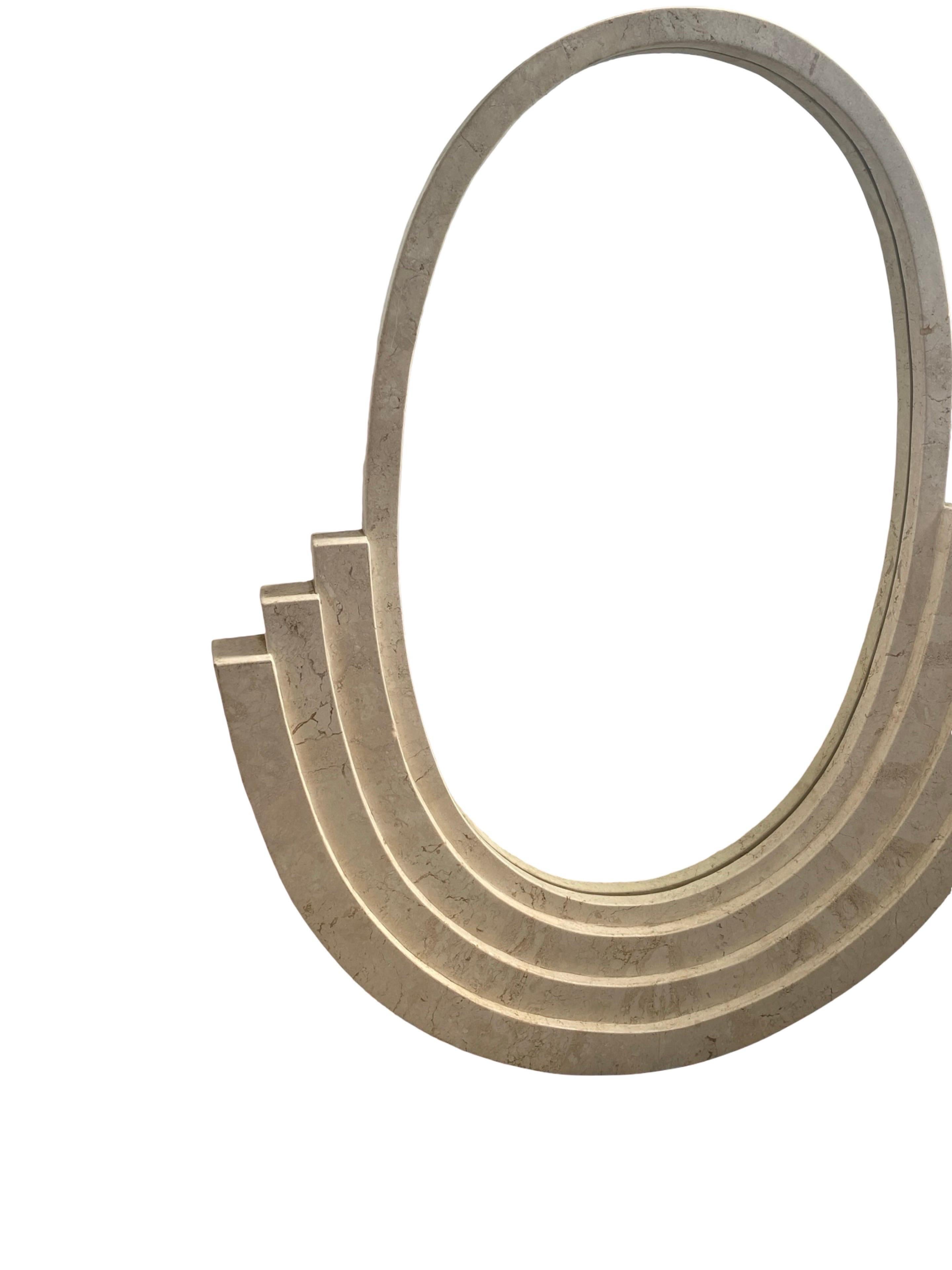 Fine XX secolo Specchio in stile Deco italiano di marmo beige tessellato Maitland Smith in vendita