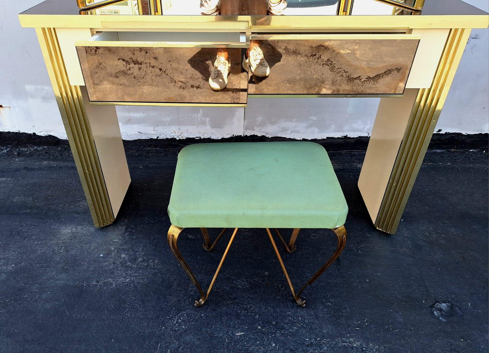 Vantyque italienne avec miroir Triptih en laiton et tabouret Pier Luigi Colli en vente 6