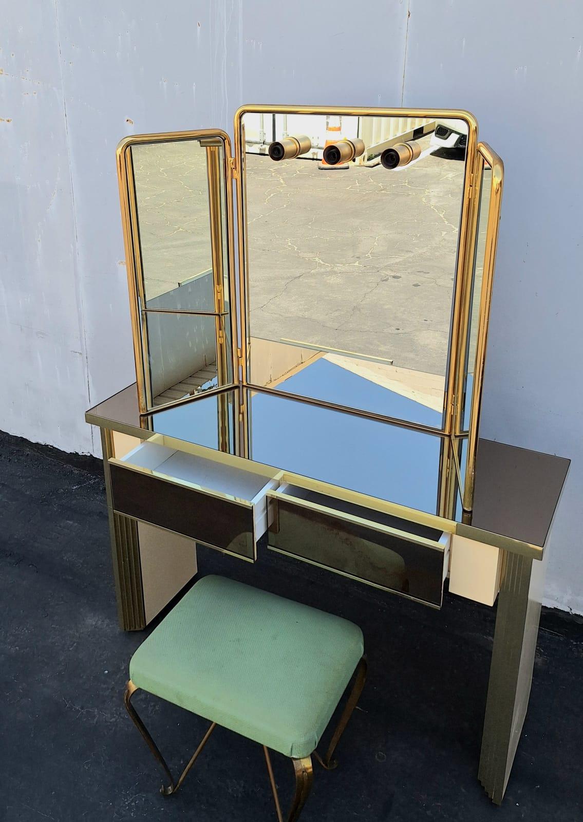 
Un meuble-lavabo Art déco italien avec un miroir triptyque en métal est un meuble du début des années 1950 qui allie la fonctionnalité à l'esthétique distinctive du mouvement Art déco.Un tel meuble-lavabo n'aurait pas seulement un but pratique mais