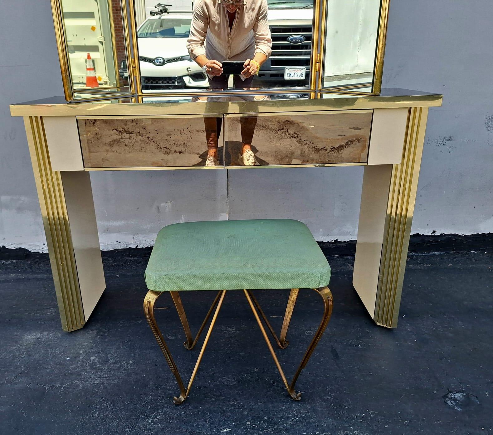 Vantyque italienne avec miroir Triptih en laiton et tabouret Pier Luigi Colli en vente 2