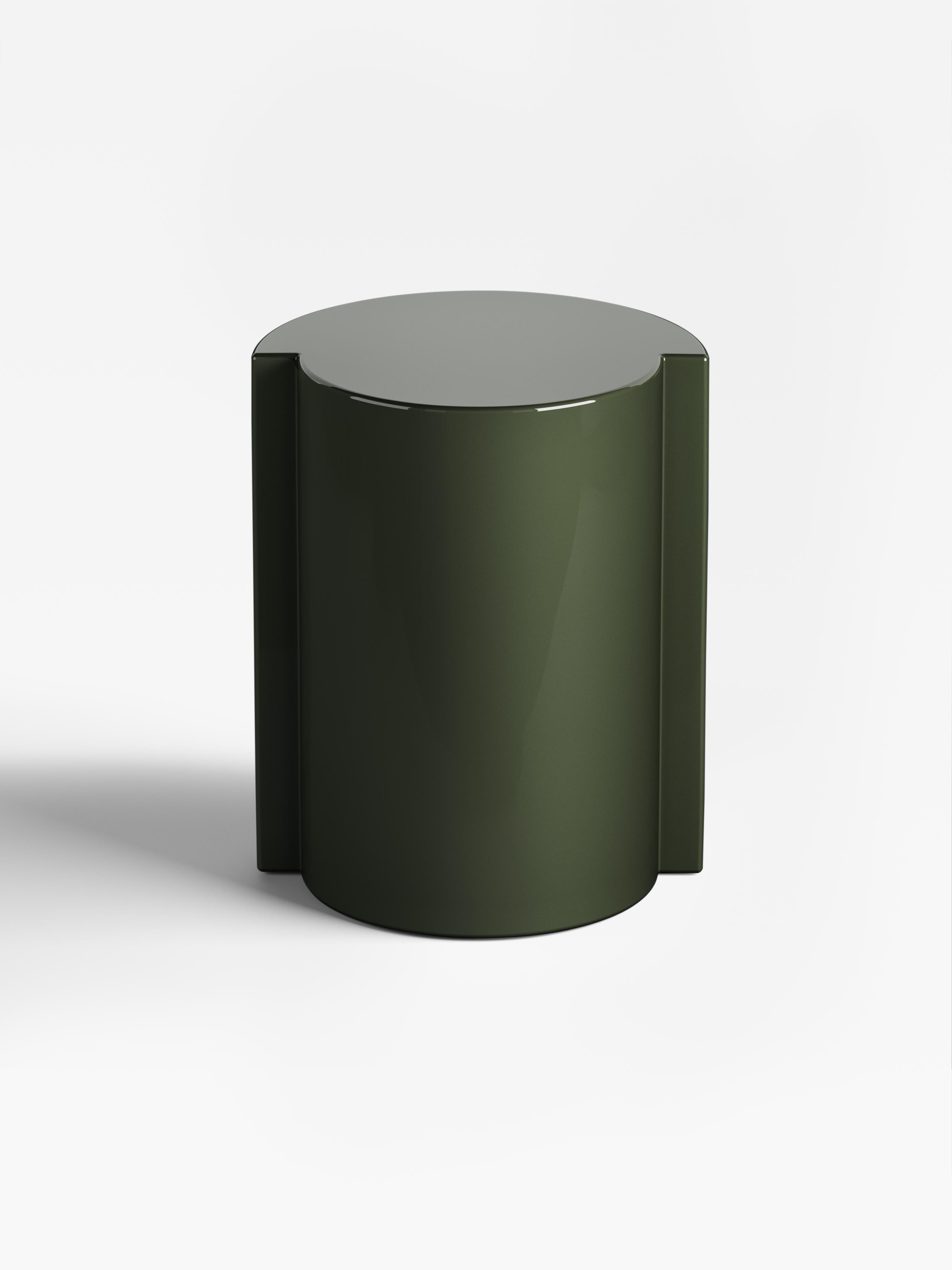 Moderne Table d'appoint et tabouret italiens déconstruits en laque vert olive en vente